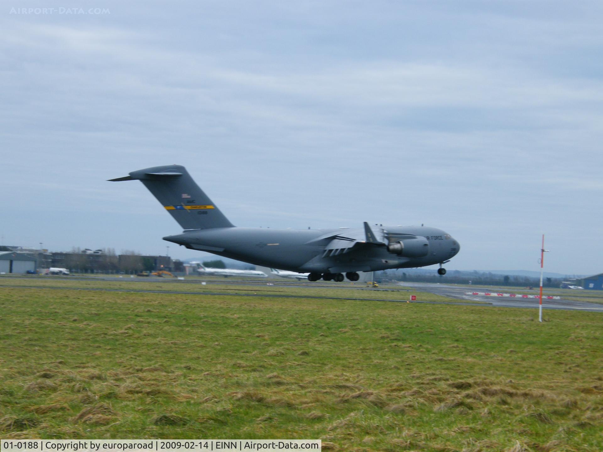 01-0188, 2001 Boeing C-17A Globemaster III C/N P-88, touching down