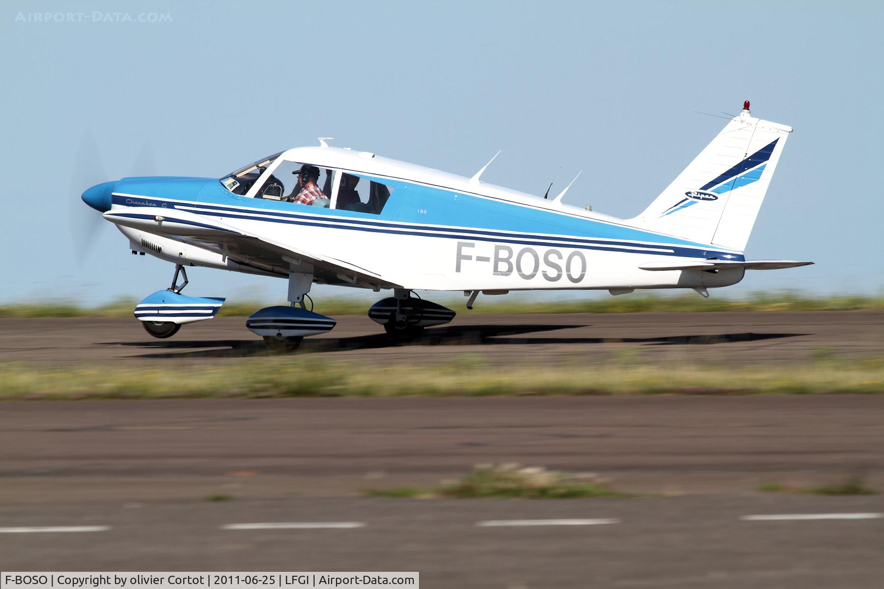 F-BOSO, 1967 Piper PA-28-180 Cherokee C C/N 283931, Taking off from Darois airport