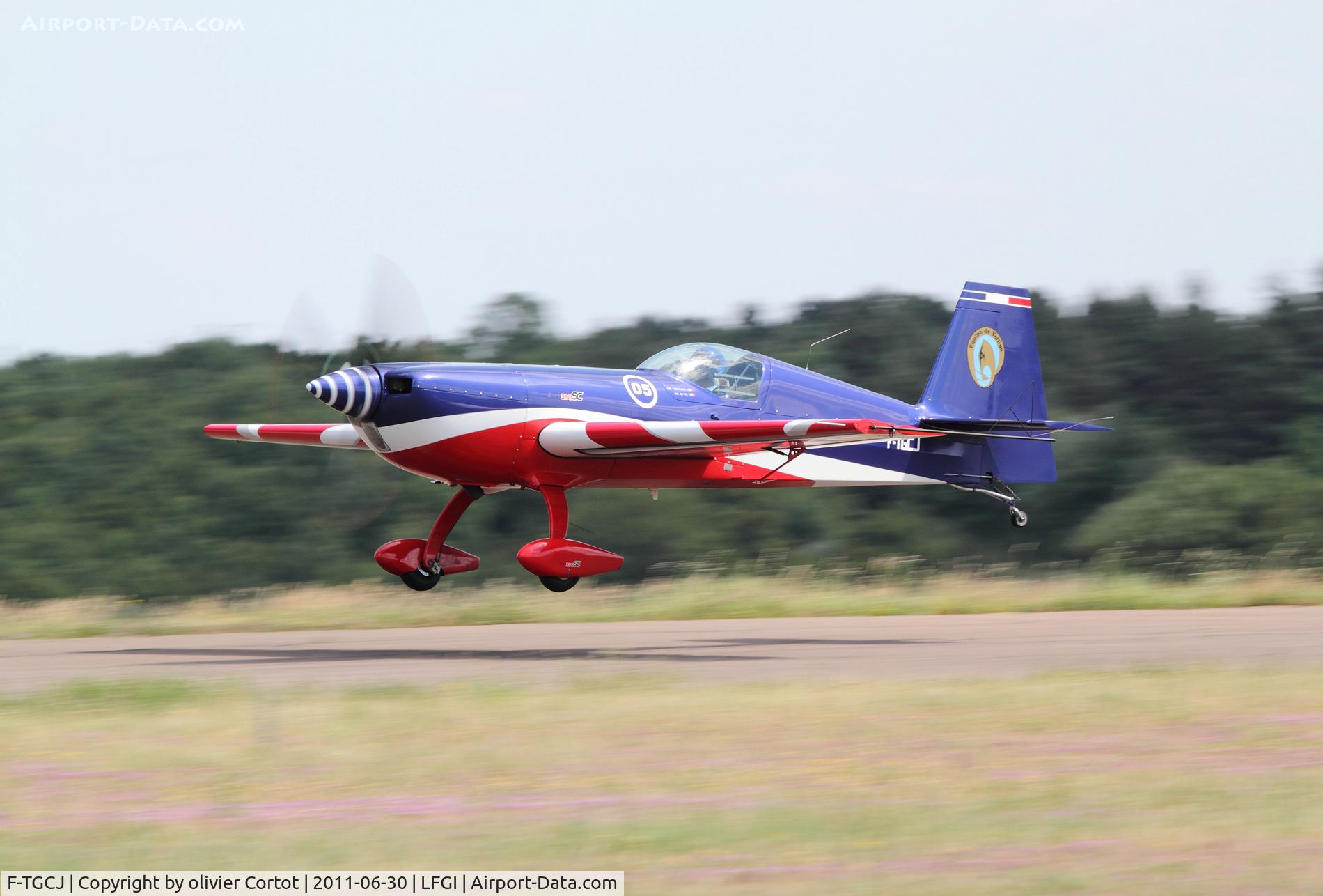 F-TGCJ, Extra EA-330SC C/N 05, landing at darois airport
