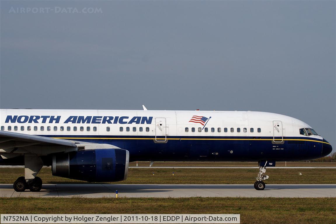 N752NA, 1999 Boeing 757-28A C/N 28174, Fox face is taxiing to rwy 26R...