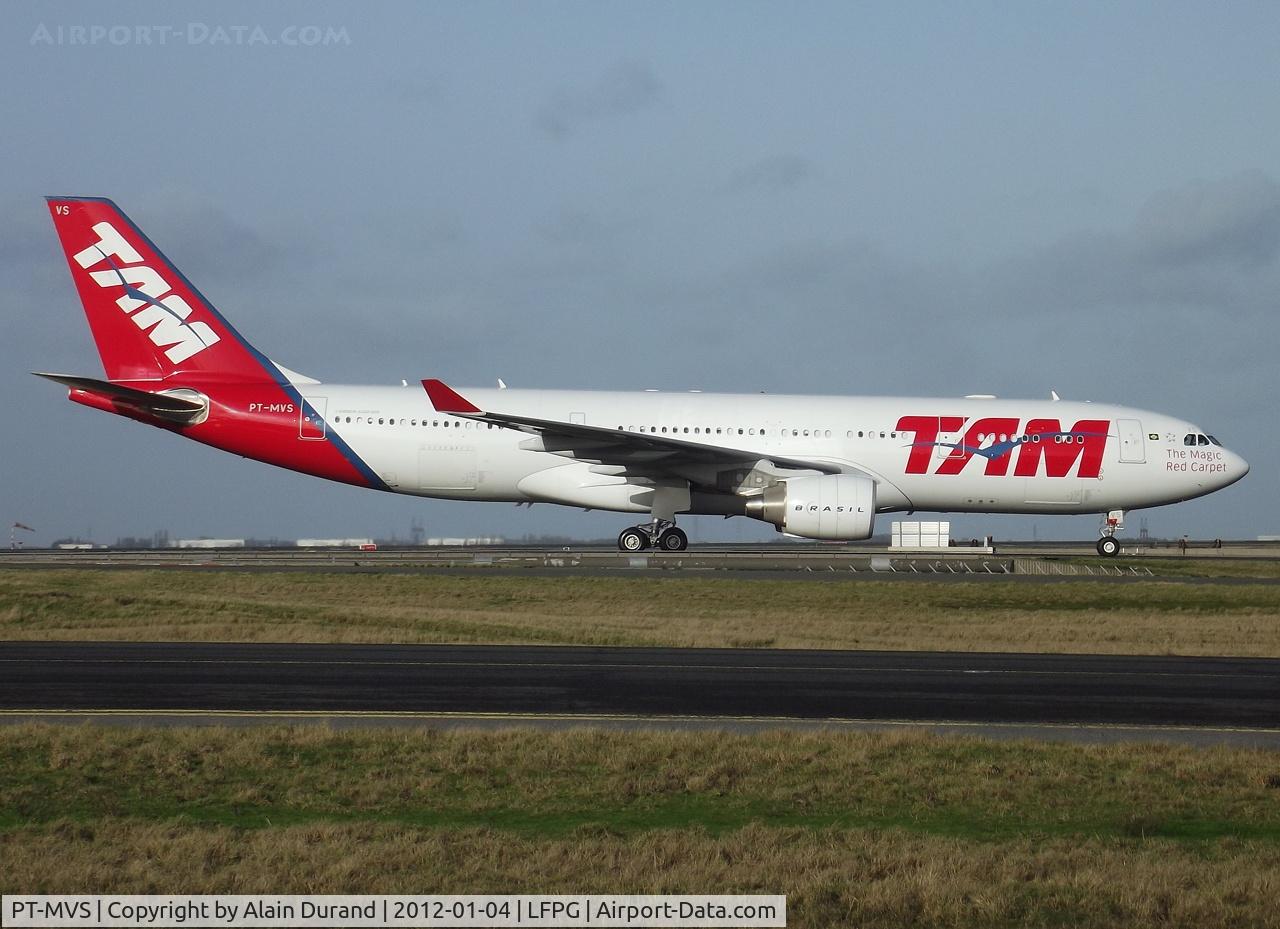 PT-MVS, 2010 Airbus A330-223 C/N 1112, Victor-Sierra had landed on runway 27R and was taxying to gate along Bravo-Loop when posing for the camera.