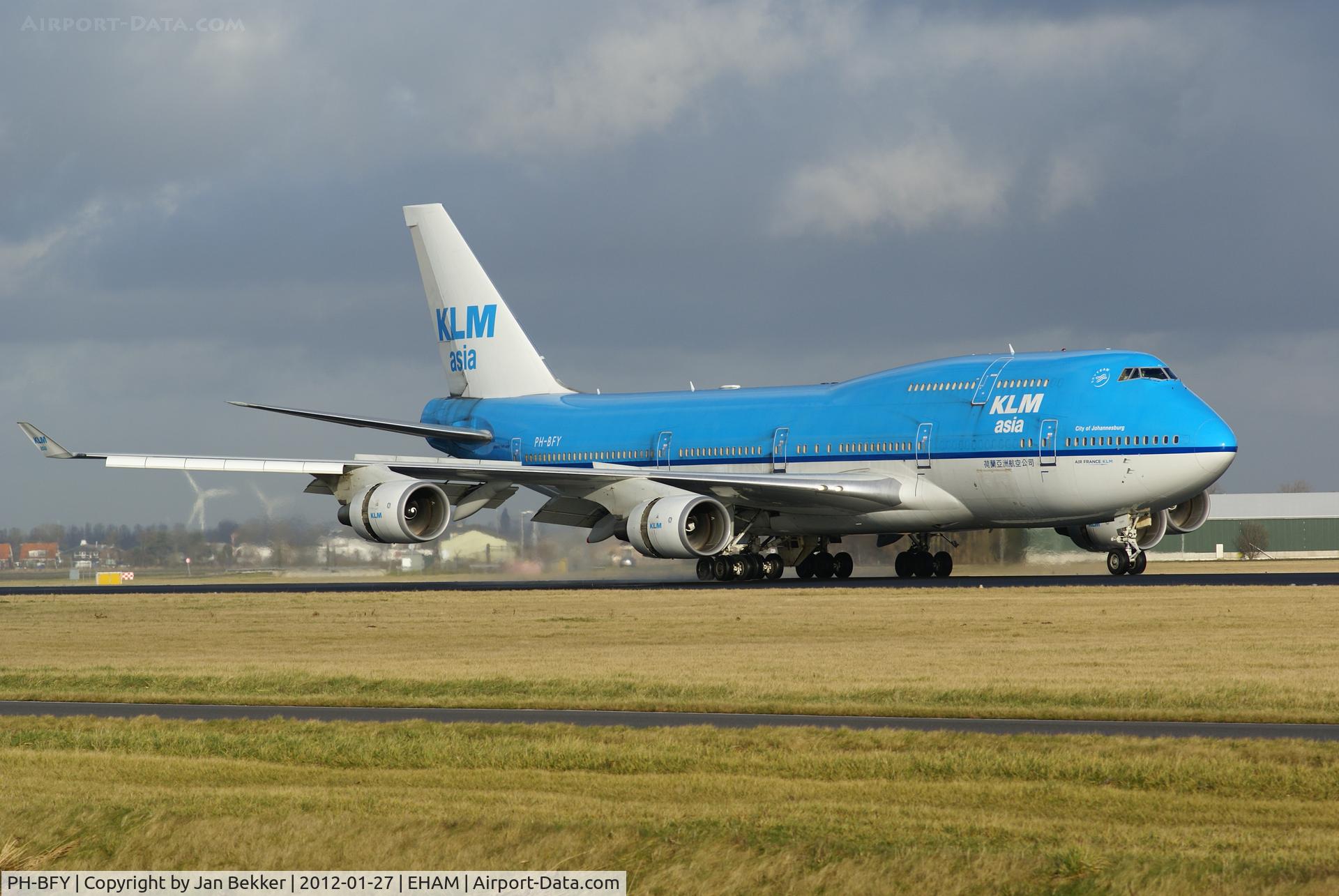 PH-BFY, 2002 Boeing 747-406BC C/N 30455, Just after landing on the 