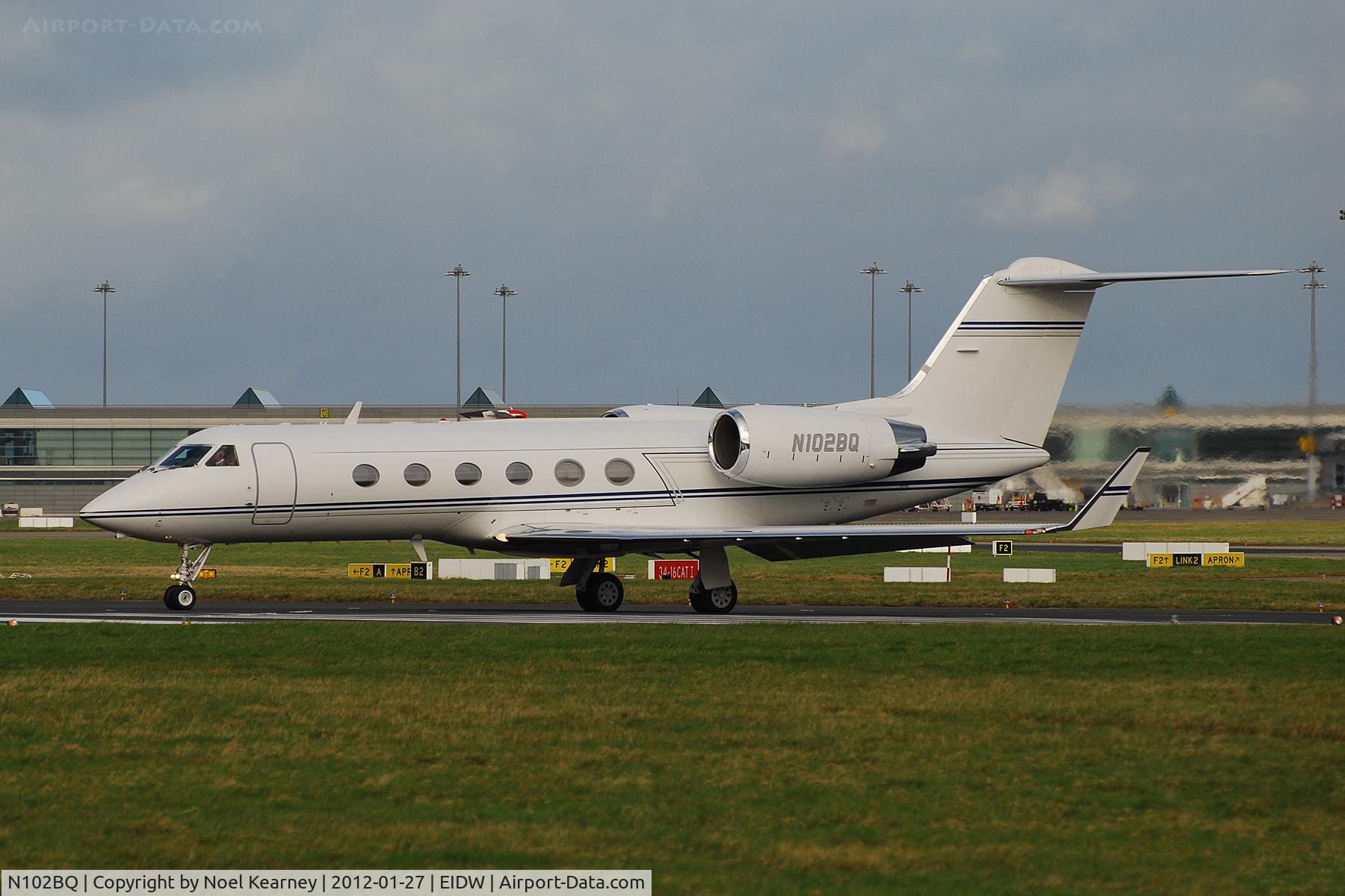N102BQ, 1995 Gulfstream Aerospace G-IV C/N 1273, Lining up for departure off Rwy 28