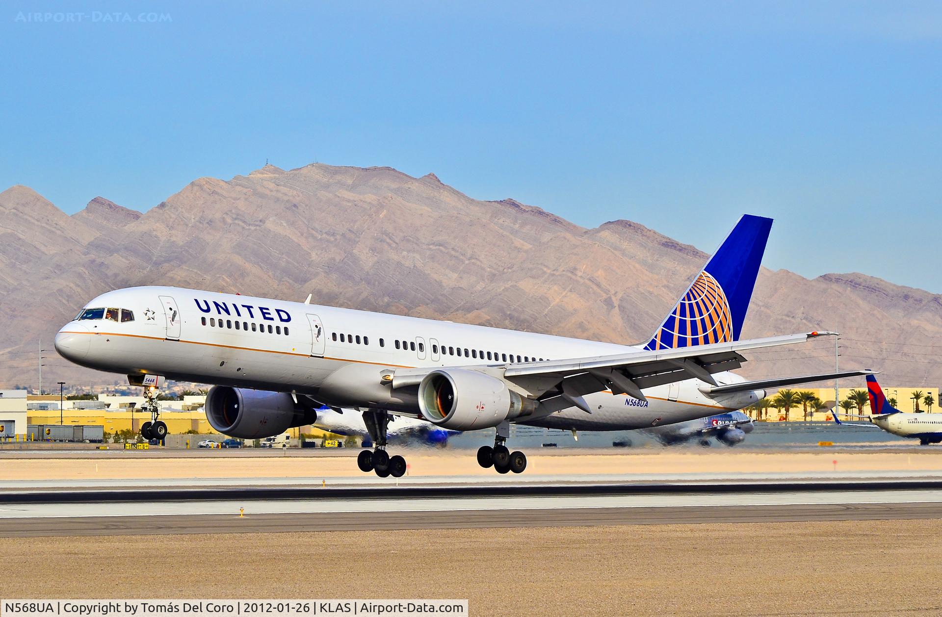N568UA, 1992 Boeing 757-222 C/N 26674, N568UA United Airlines 1992 Boeing 757-222 C/N 26674

- Las Vegas - McCarran International (LAS / KLAS)
USA - Nevada, January 26, 2012
Photo: Tomás Del Coro