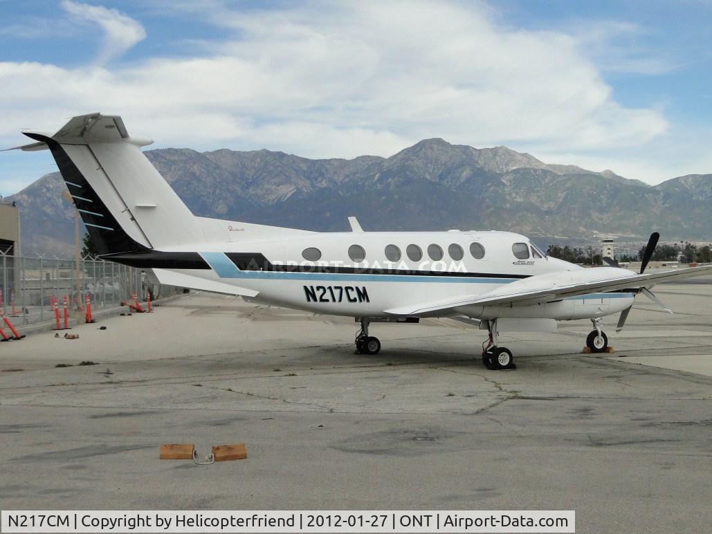 N217CM, 1980 Beech 200 C/N BB-621, Parked, wind strong enough to be turning both props