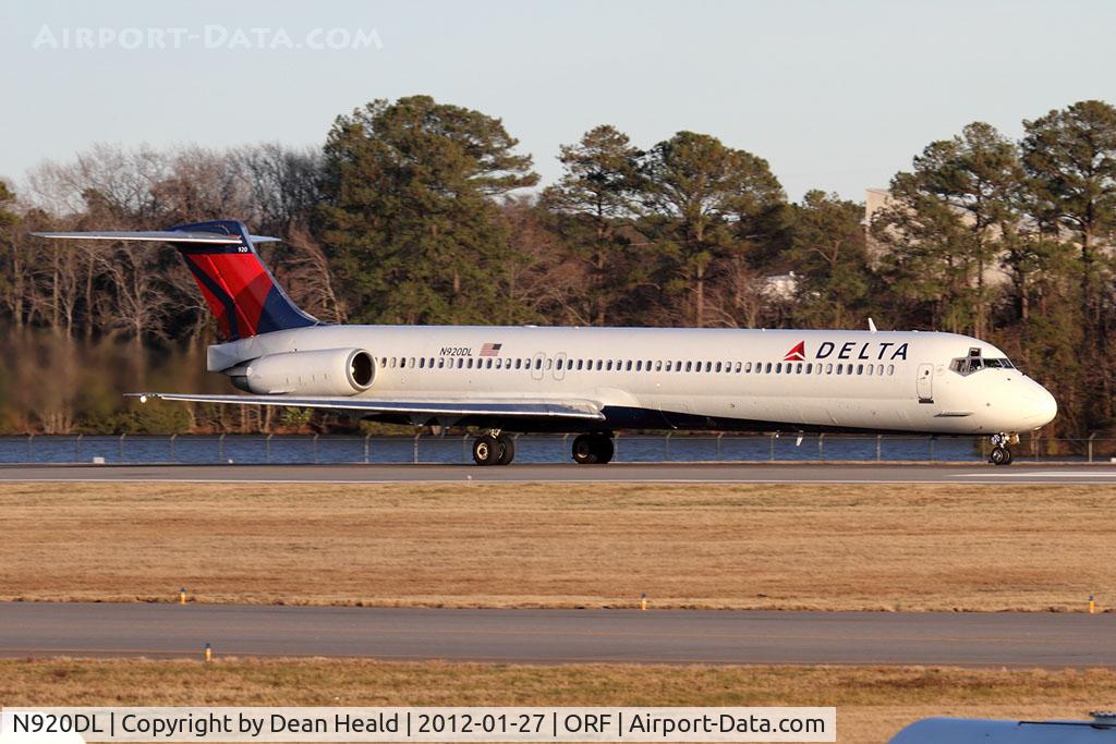 N920DL, 1988 McDonnell Douglas MD-88 C/N 49644, Delta Air Lines N920DL (FLT DAL2123) on takeoff roll on RWY 23 en route to Hartsfield-Jackson Atlanta Int'l (KATL).