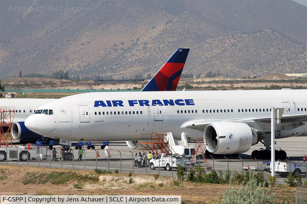 F-GSPP, 2001 Boeing 777-228/ER C/N 30615, Resting in SCL until flight back to CDG