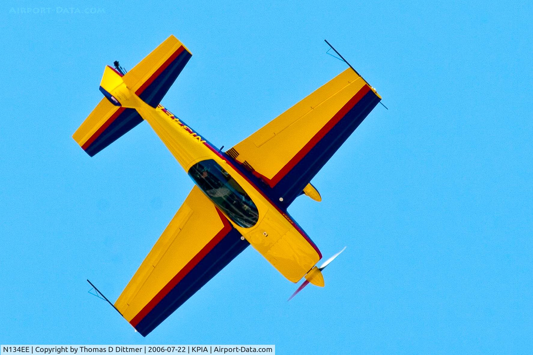 N134EE, 1996 Extra EA-300/200 C/N 003, Kerry Tidmore inverted at the 2006 River City Air Expo