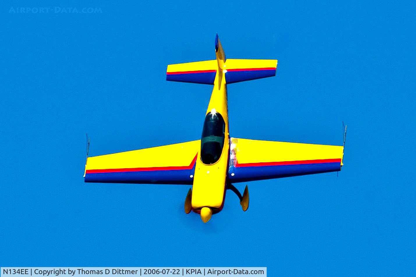 N134EE, 1996 Extra EA-300/200 C/N 003, Kerry Tidmore completes a loop at the 2006 River City Air Expo