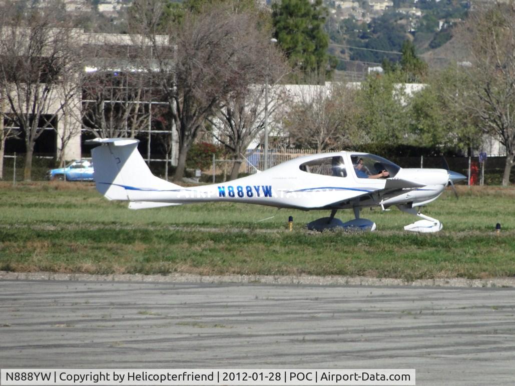 N888YW, 2006 Diamond DA-40 Diamond Star C/N 40.689, Taxiing towards runway 26 on taxiway Sierra