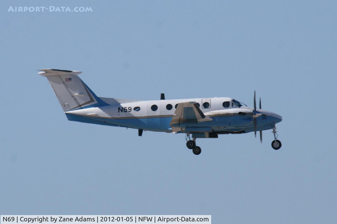 N69, 1988 Beech 300 C/N FF-4, FAA ILS check at NAS Fort Worth