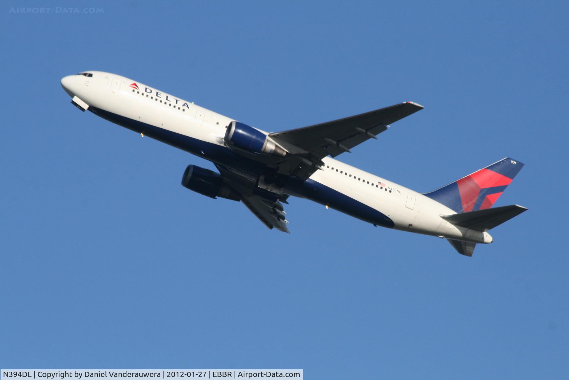 N394DL, 1995 Boeing 767-324/ER C/N 27394, Flight DL081 is climbing from RWY 25R