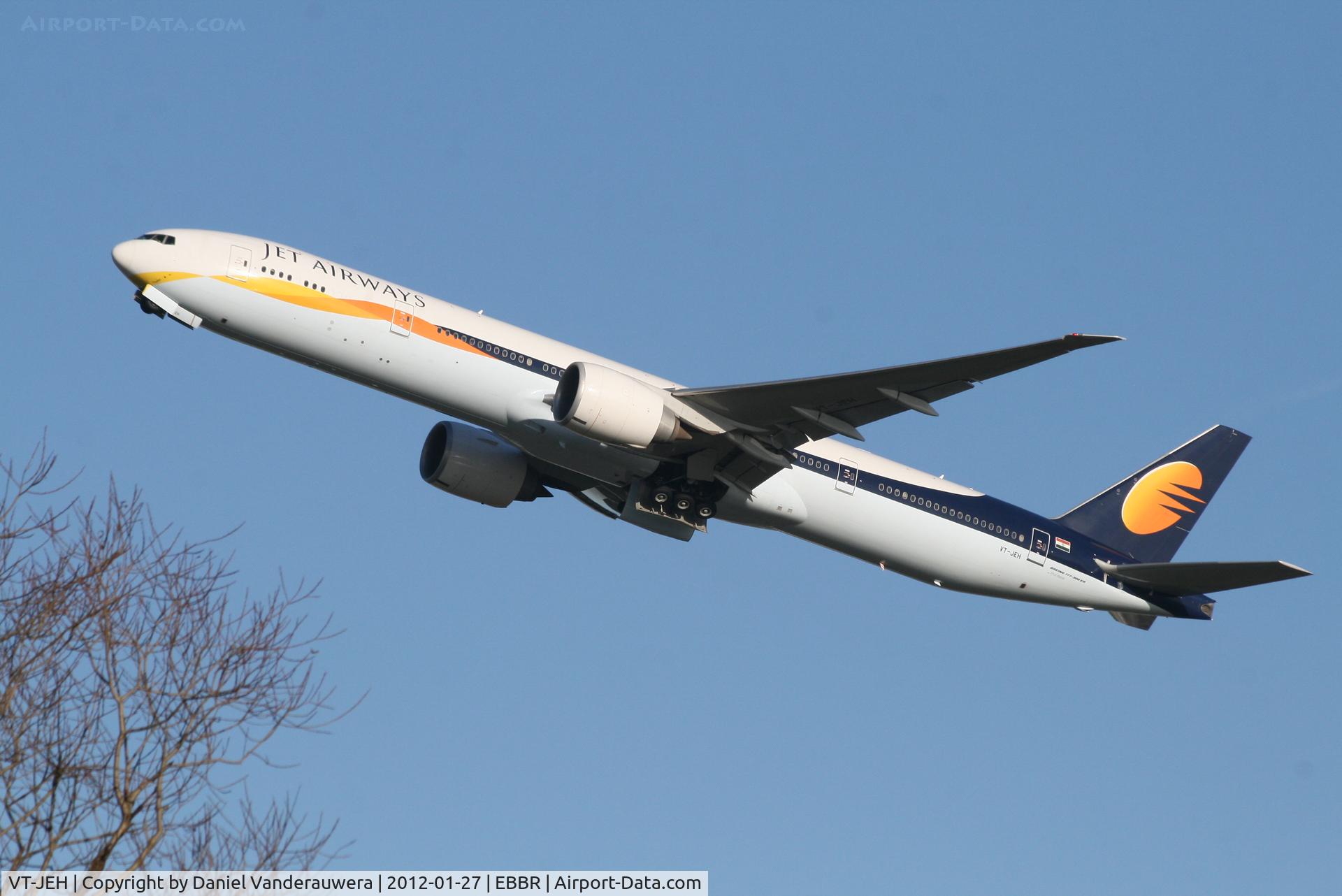 VT-JEH, 2007 Boeing 777-35R/ER C/N 35166, Flight 9W227 is climbing from RWY 25R
