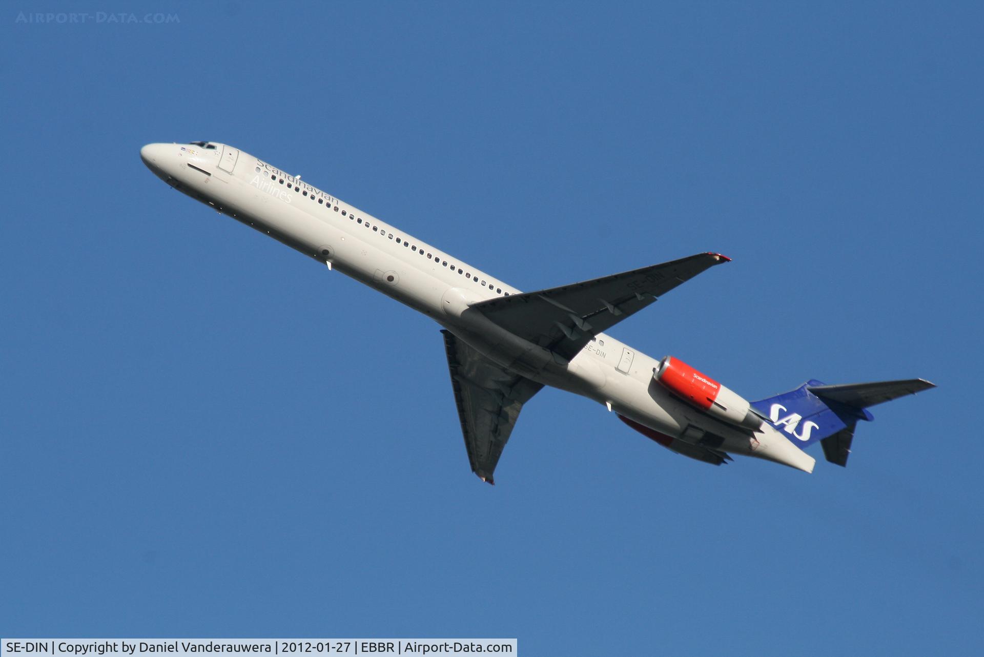 SE-DIN, 1990 McDonnell Douglas MD-82 (DC-9-82) C/N 49999, Flight SK594 is climbing from RWY 25R