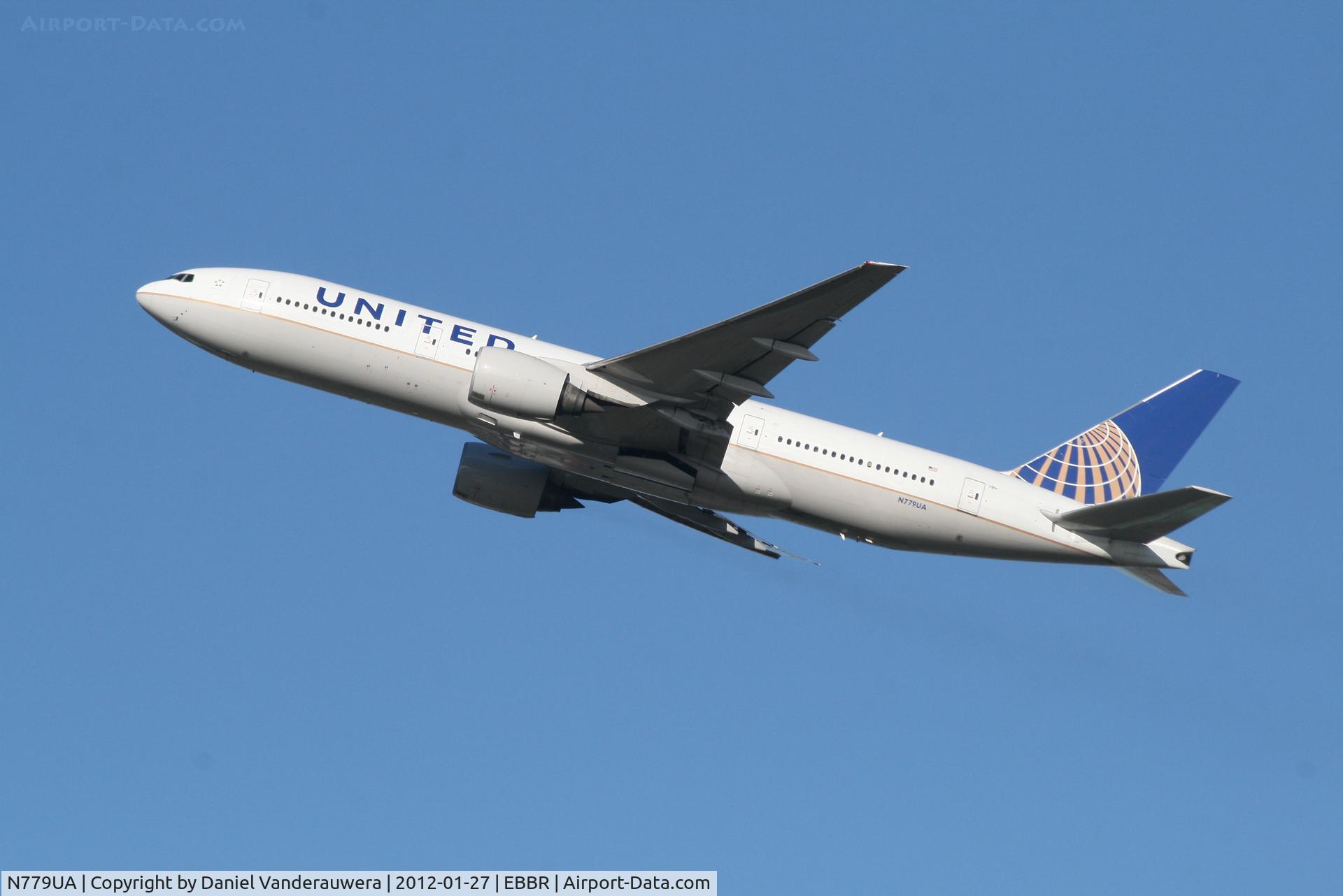 N779UA, 1996 Boeing 777-222 C/N 26941, Flight UA951 is climbing from RWY 25R