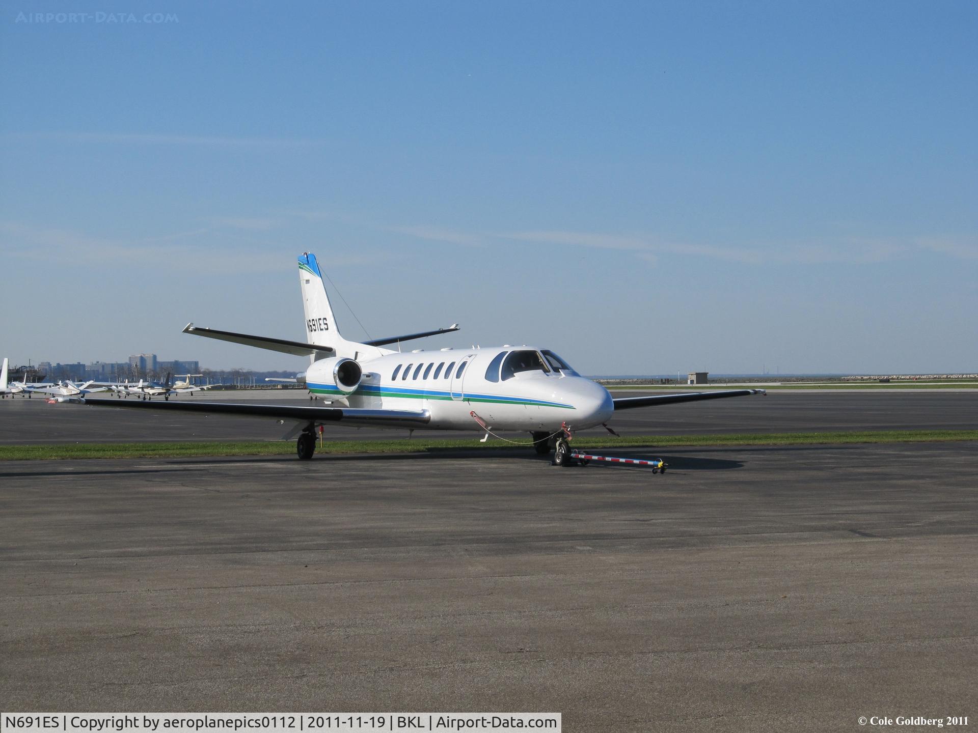 N691ES, 1997 Cessna 560 C/N 560-0402, N691ES seen waiting to be towed into Landmark Aviation's Hangar.