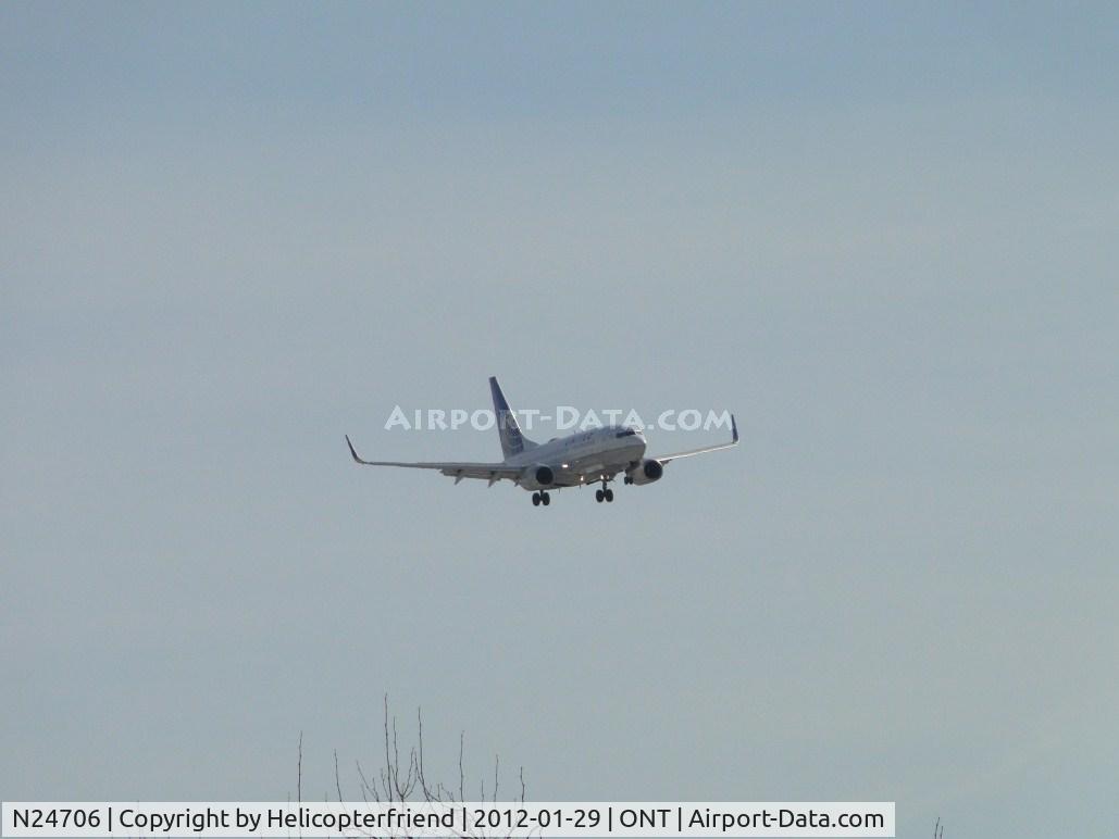 N24706, 1998 Boeing 737-724 C/N 28767, On final for runway 26R, taken on Haven Ave, north of the airport