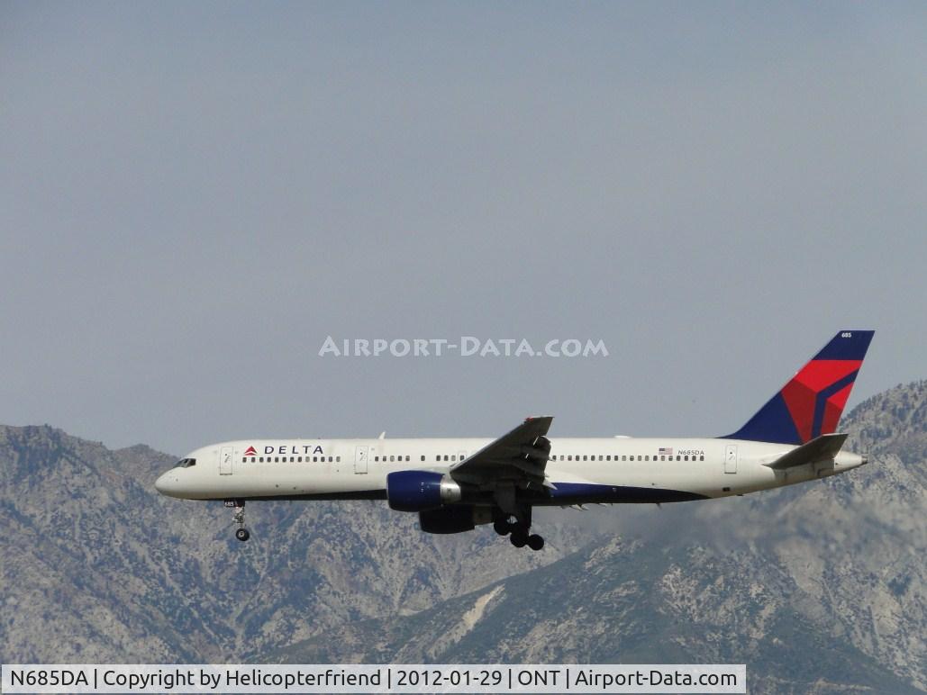 N685DA, 1995 Boeing 757-232 C/N 27588, Was advised to land on runway 26L, but pilot requested to change to runway 26R and it was granted