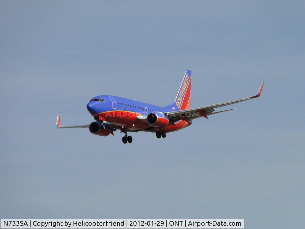 N733SA, 1999 Boeing 737-7H4 C/N 27865, On final for runway 26R