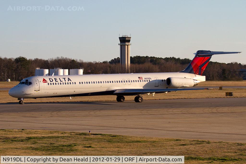 N919DL, 1988 McDonnell Douglas MD-88 C/N 49584, Delta Air Lines N919DL taxiing to RWY 23 for departure to Hartsfield-Jackson Atlanta Int'l (KATL) as Flight 2123.
