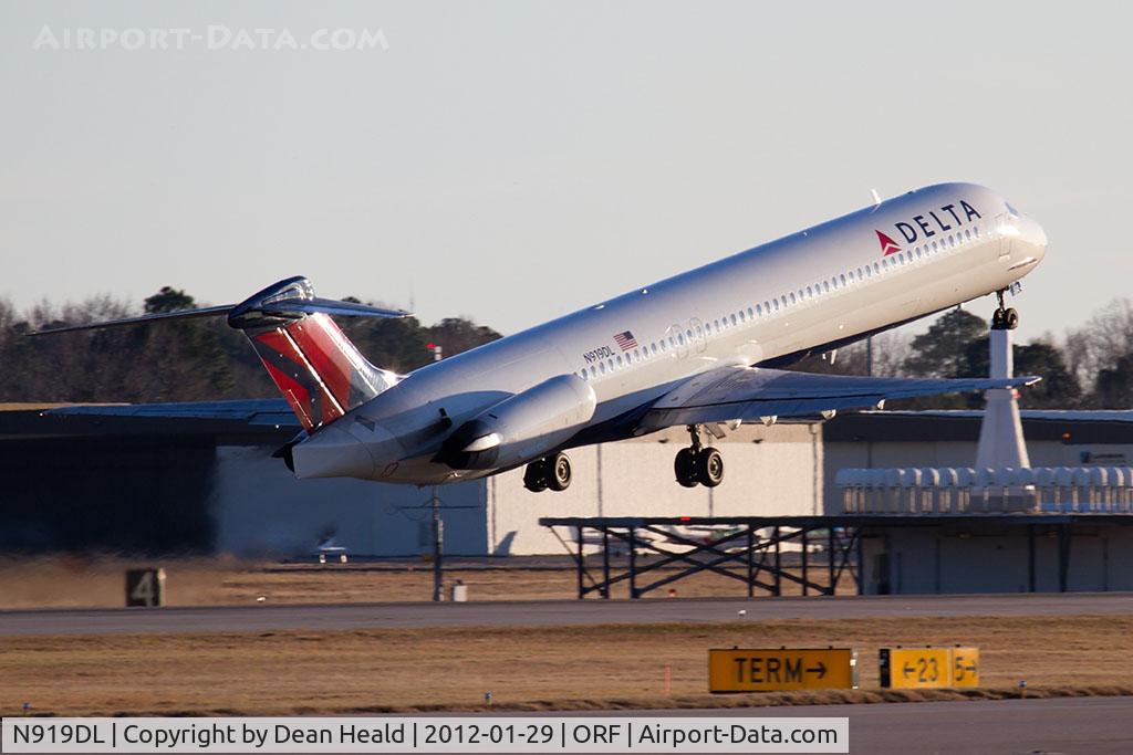 N919DL, 1988 McDonnell Douglas MD-88 C/N 49584, Delta Air Lines N919DL (FLT DAL2123) departing RWY 23 en route to Hartsfield-Jackson Atlanta Int'l (KATL).