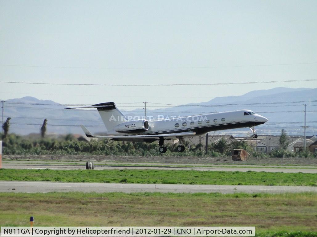 N811GA, 2003 Gulfstream Aerospace GV-SP (G550) C/N 5011, Lifting off from runway 26L