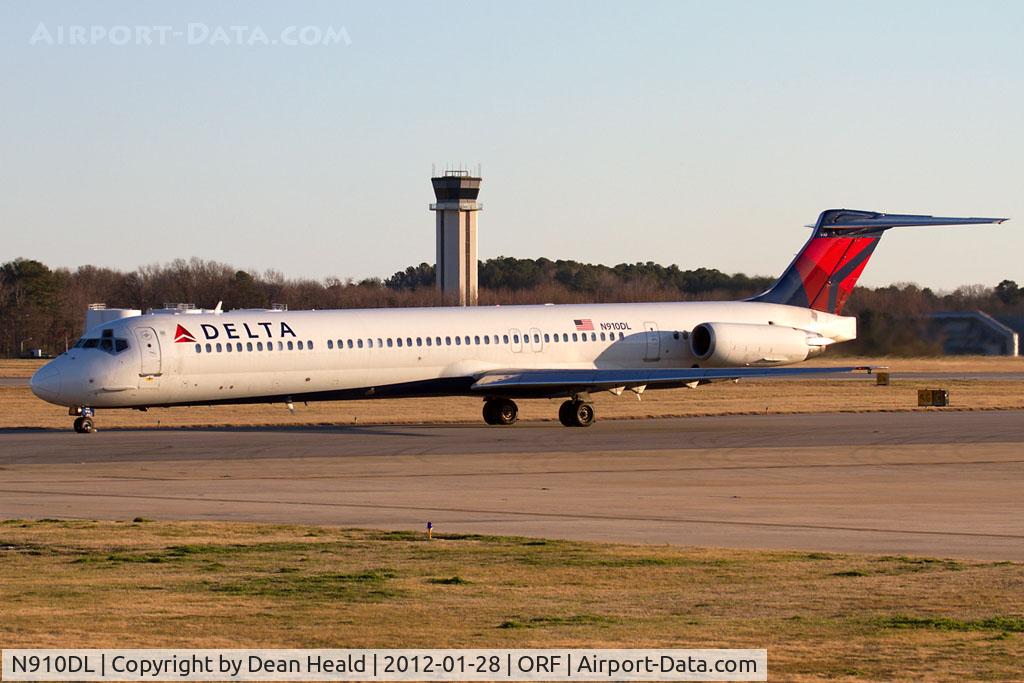 N910DL, 1987 McDonnell Douglas MD-88 C/N 49541, Delta Air Lines N910DL (FLT DAL2123) taxiing to RWY 23 for departure to Hartsfield-Jackson Atlanta Int'l (KATL).