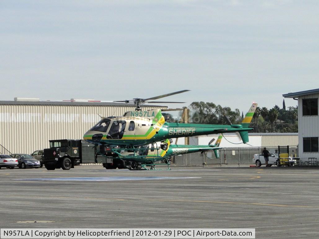 N957LA, 2010 Eurocopter AS-350B-2 Ecureuil Ecureuil C/N 7072, Settling down on helipad #4 to discharge a passenger