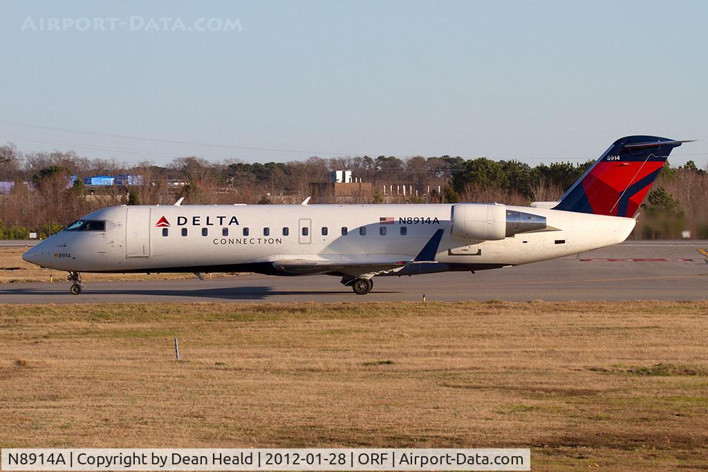 N8914A, 2004 Bombardier CRJ-200 (CL-600-2B19) C/N 7914, Delta Connection (Pinnacle Airlines) N8914A (FLT FLG4184) taxiing to RWY 23 for departure to Detroit Metro Wayne County (KDTW).