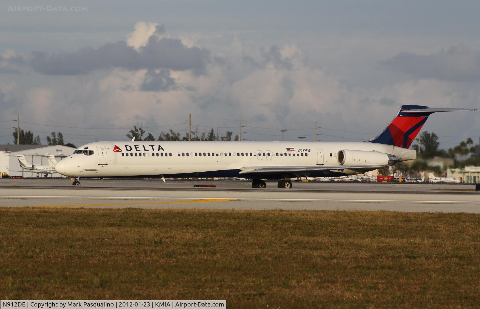 N912DE, 1992 McDonnell Douglas MD-88 C/N 49997, MD-88
