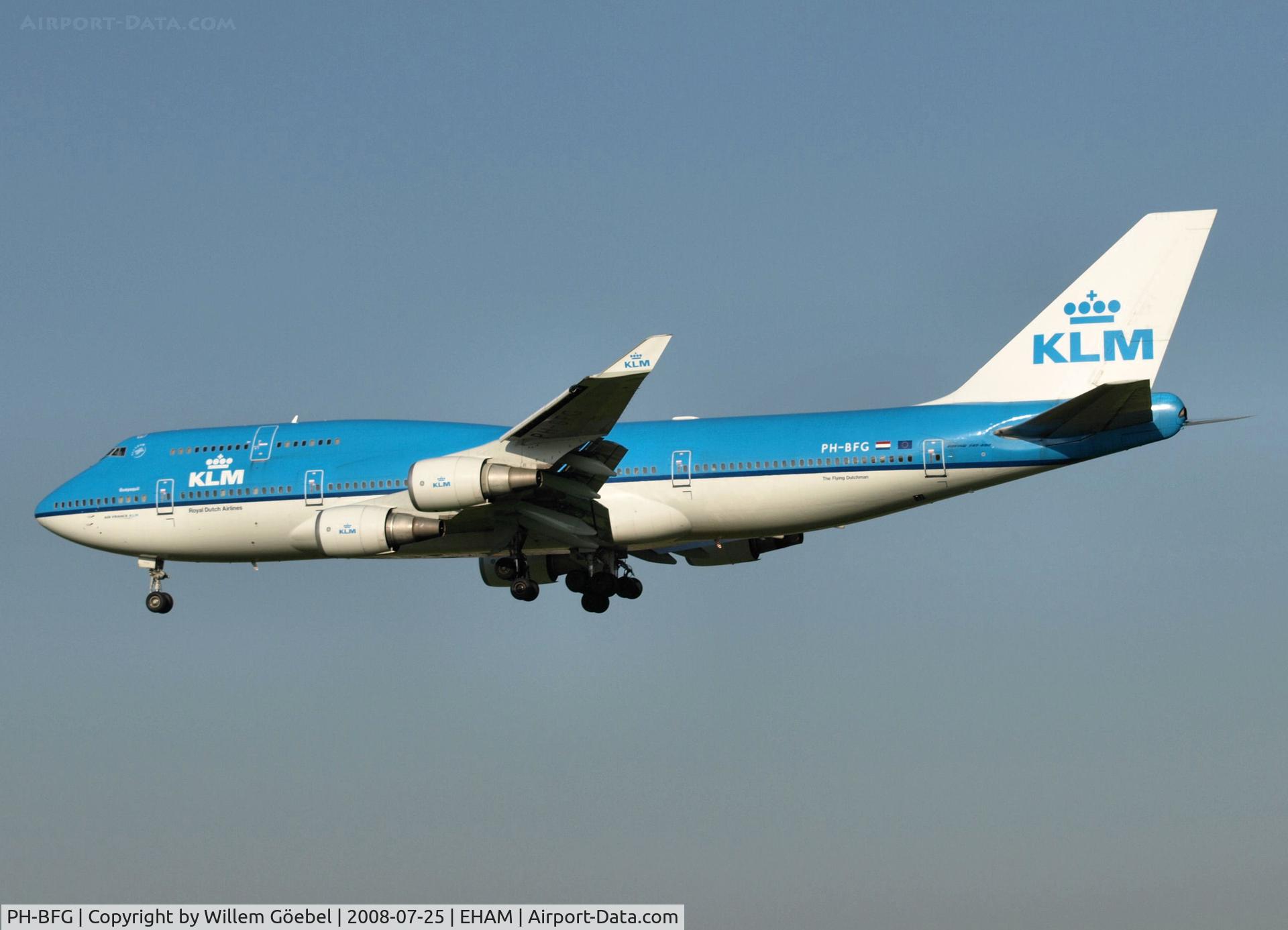 PH-BFG, 1990 Boeing 747-406 C/N 24517, Landing on runway C18 of Schiphol Airport ( 2e aircraft has new colours)