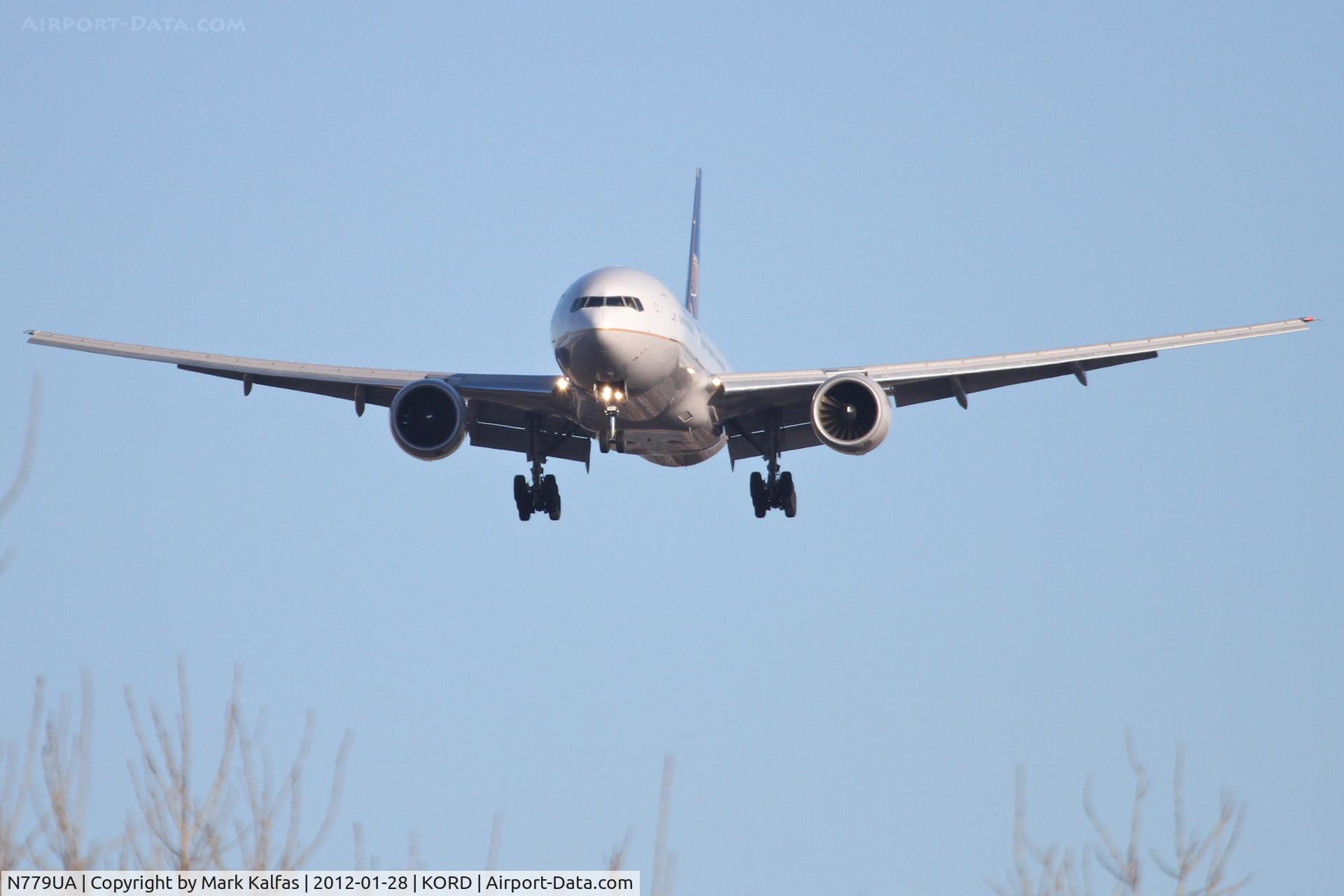 N779UA, 1996 Boeing 777-222 C/N 26941, United Airlines Boeing 777-222, UAL907 arriving from Munich EDDM / MUC, RWY 28 approach KORD.