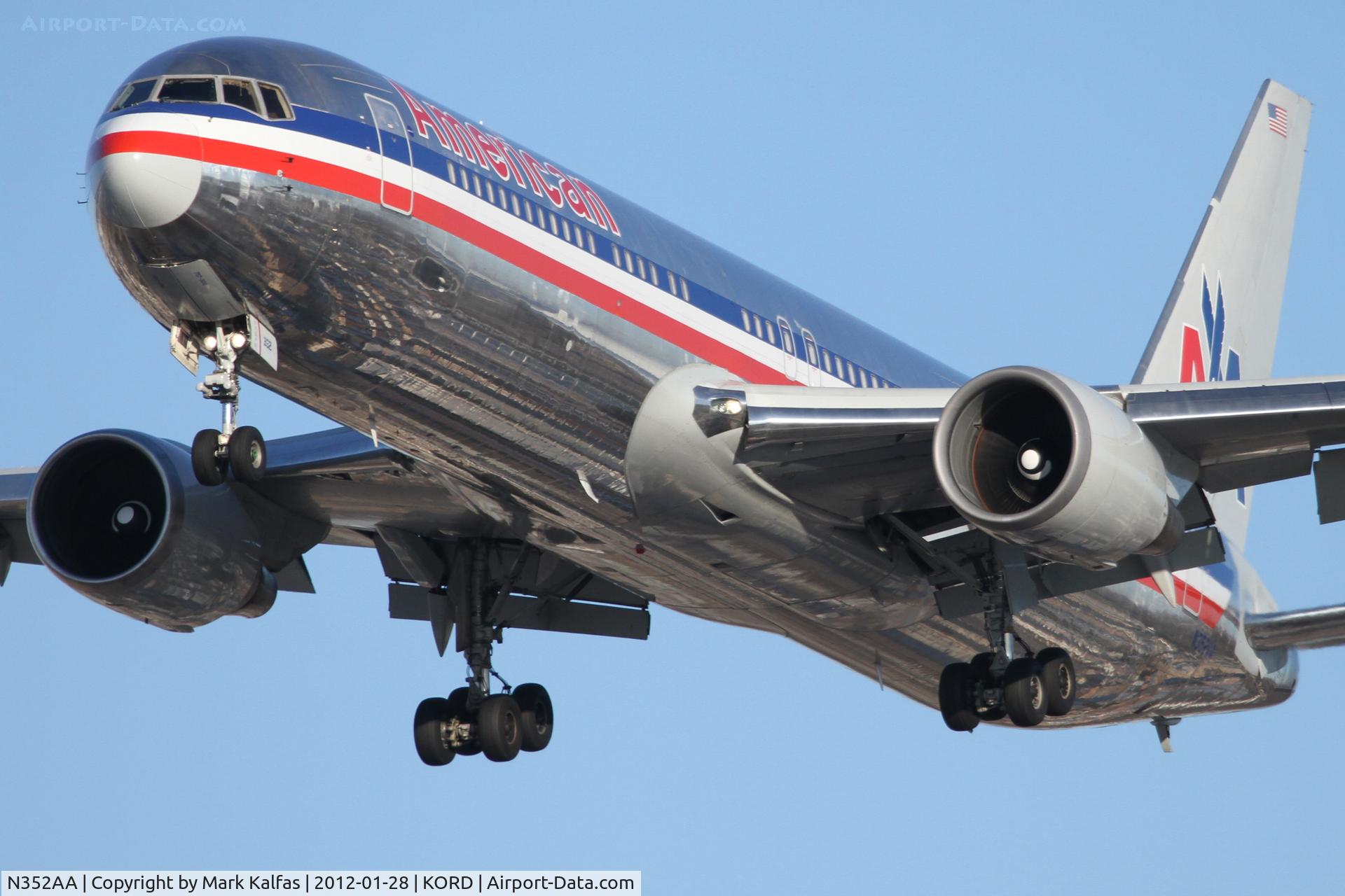 N352AA, 1988 Boeing 767-323ER C/N 24033, American Airlines Boeing 767-323, AAL1196 arriving from Los Angeles - KLAX, RWY 28 approach KORD.