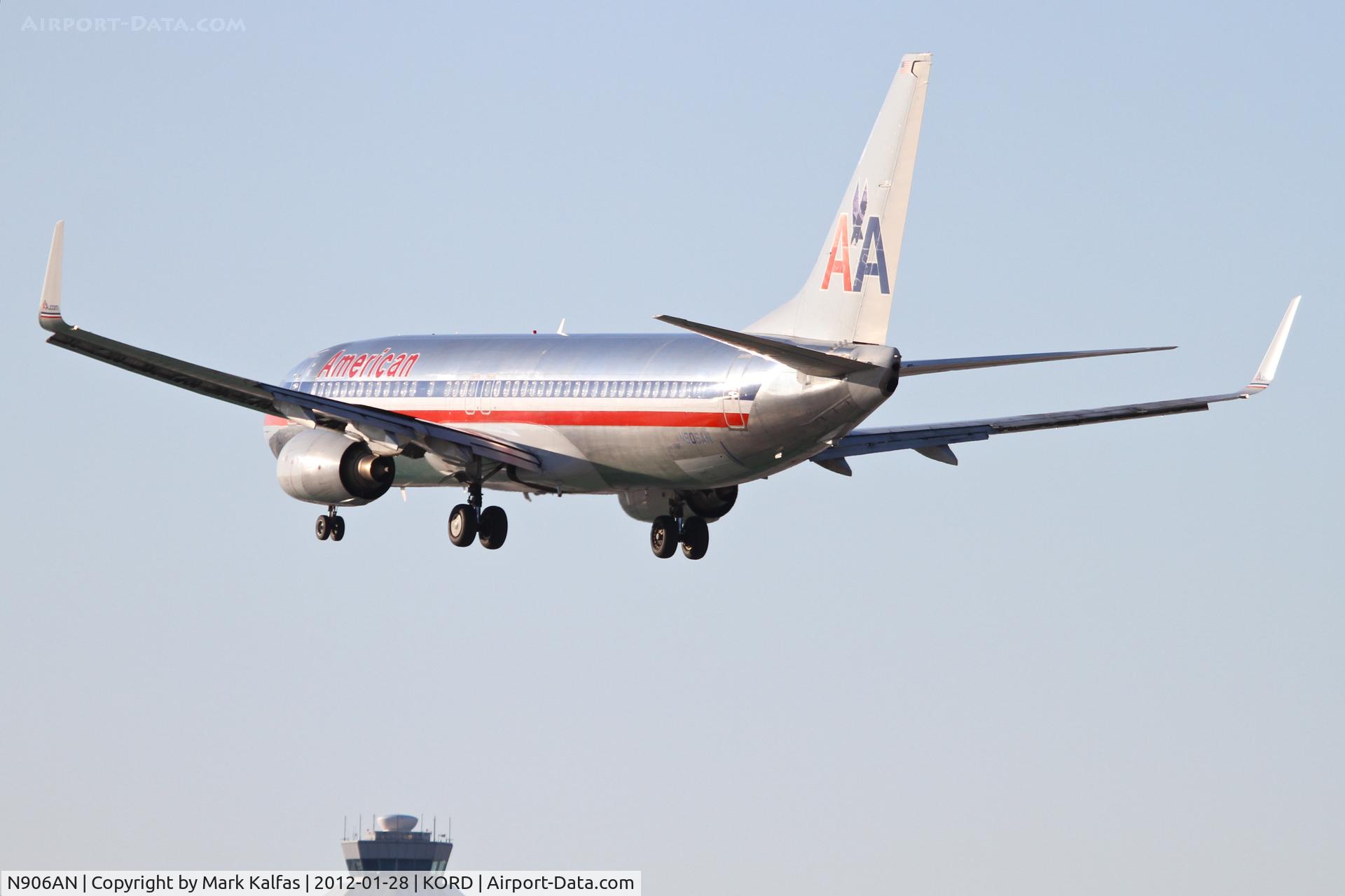 N906AN, 1999 Boeing 737-823 C/N 29508, American Airlines Boeing 737-823, AAL2318 arriving from Yampa Valley - KHDN, RWY 28 approach KORD.