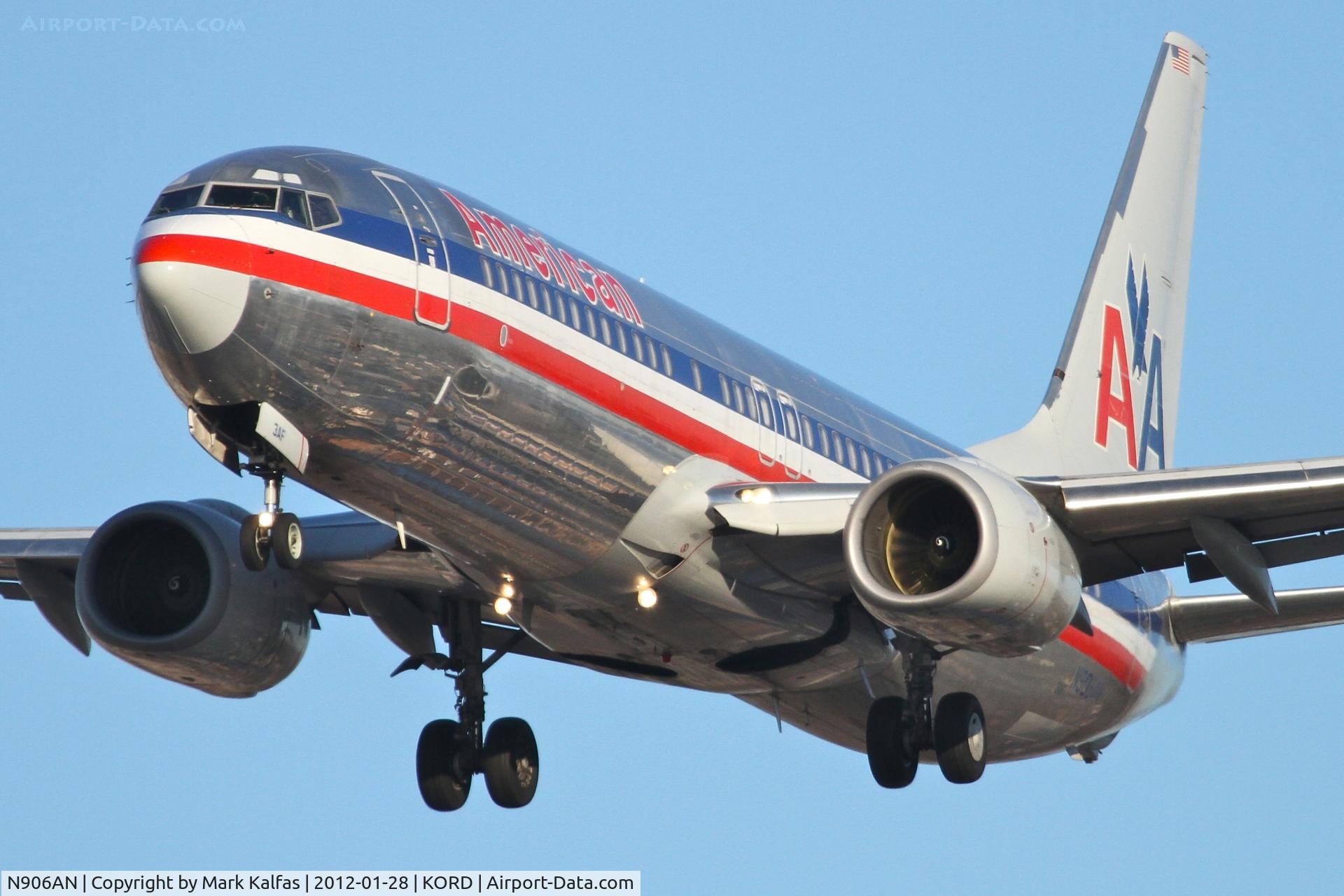 N906AN, 1999 Boeing 737-823 C/N 29508, American Airlines Boeing 737-823, AAL2318 arriving from Yampa Valley - KHDN, RWY 28 approach KORD.