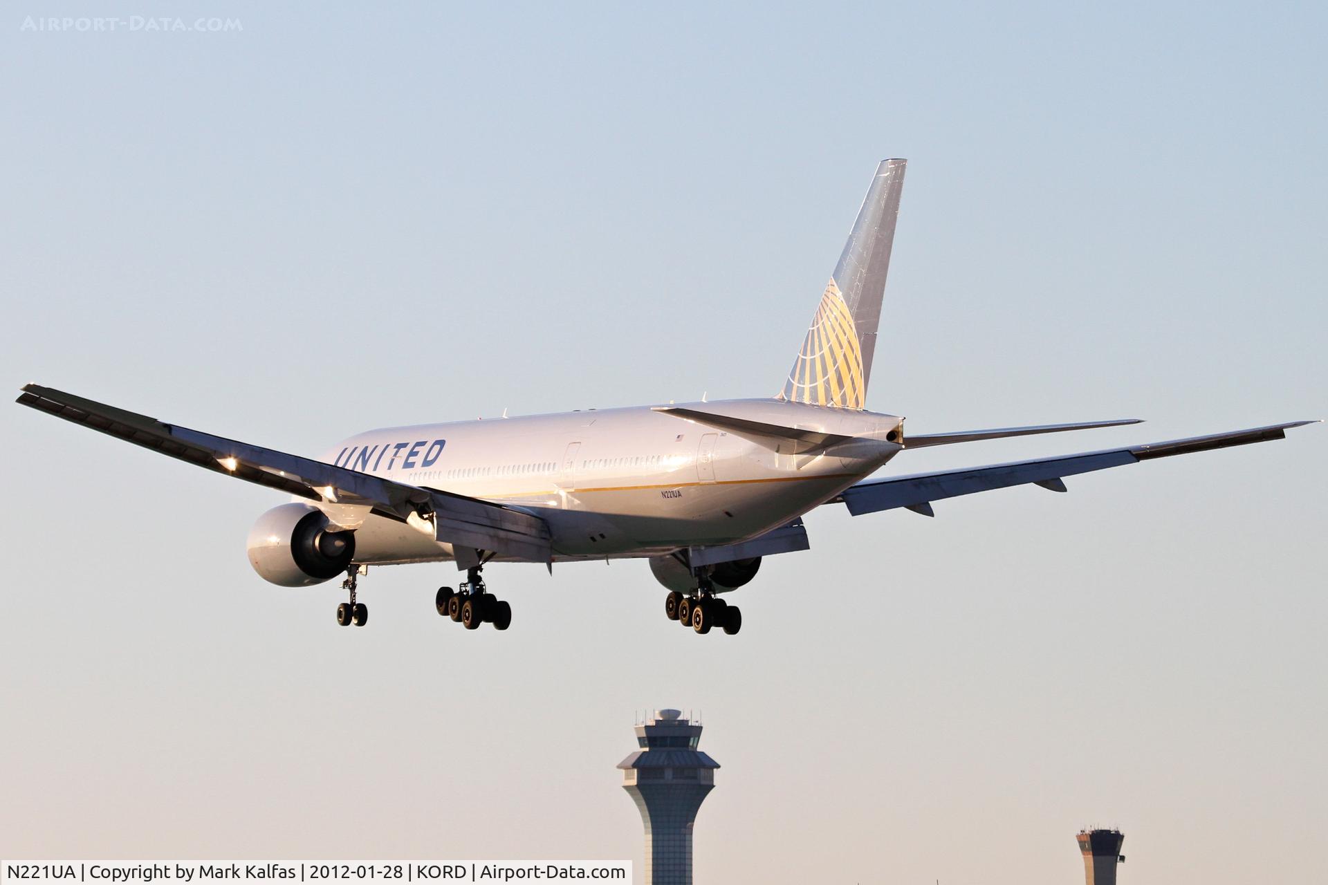N221UA, 2001 Boeing 777-222 C/N 30552, United Airlines Boeing 777-222, UAL850 arriving from Beijing ZBAA / PEK, RWY 28 approach KORD.
