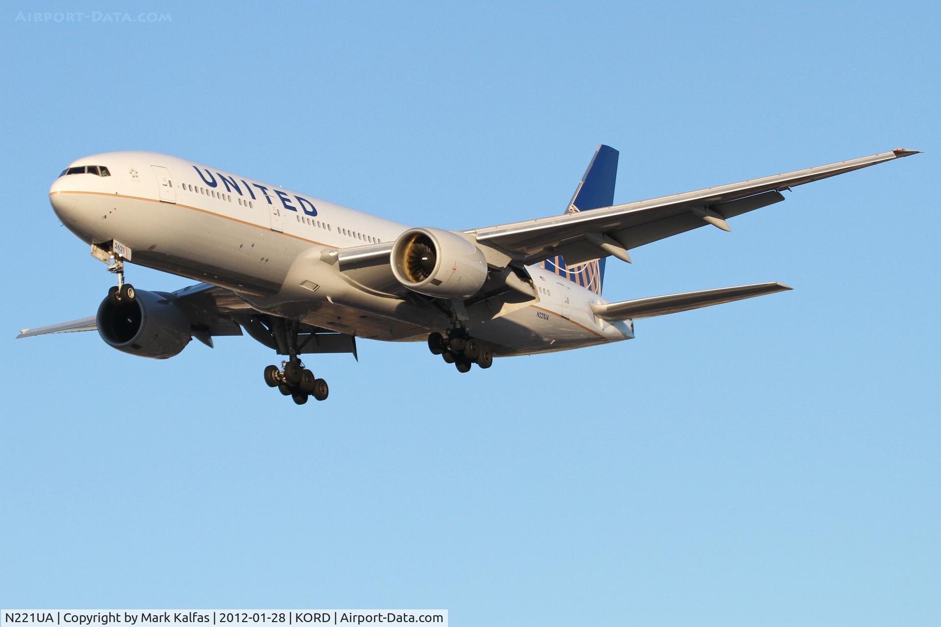 N221UA, 2001 Boeing 777-222 C/N 30552, United Airlines Boeing 777-222, UAL850 arriving from Beijing ZBAA / PEK, RWY 28 approach KORD.