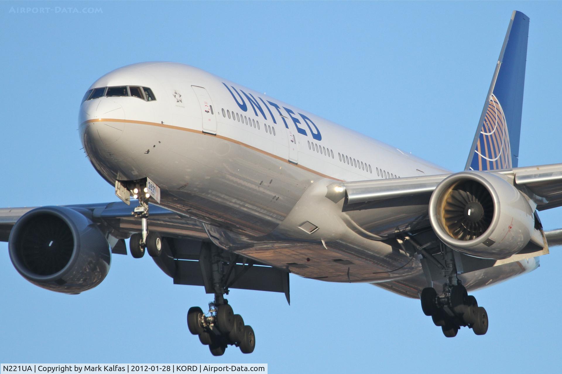 N221UA, 2001 Boeing 777-222 C/N 30552, United Airlines Boeing 777-222, UAL850 arriving from Beijing ZBAA / PEK, RWY 28 approach KORD.