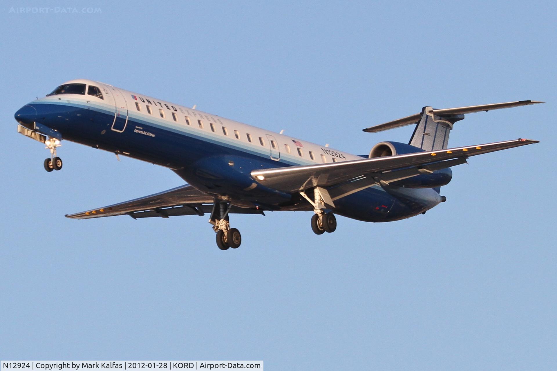 N12924, 2000 Embraer ERJ-145LR (EMB-145LR) C/N 145311, ExpressJet?United Express Embraer EMB-145LR, ASQ6168 arriving from KFAR, RWY 28 approach KORD.