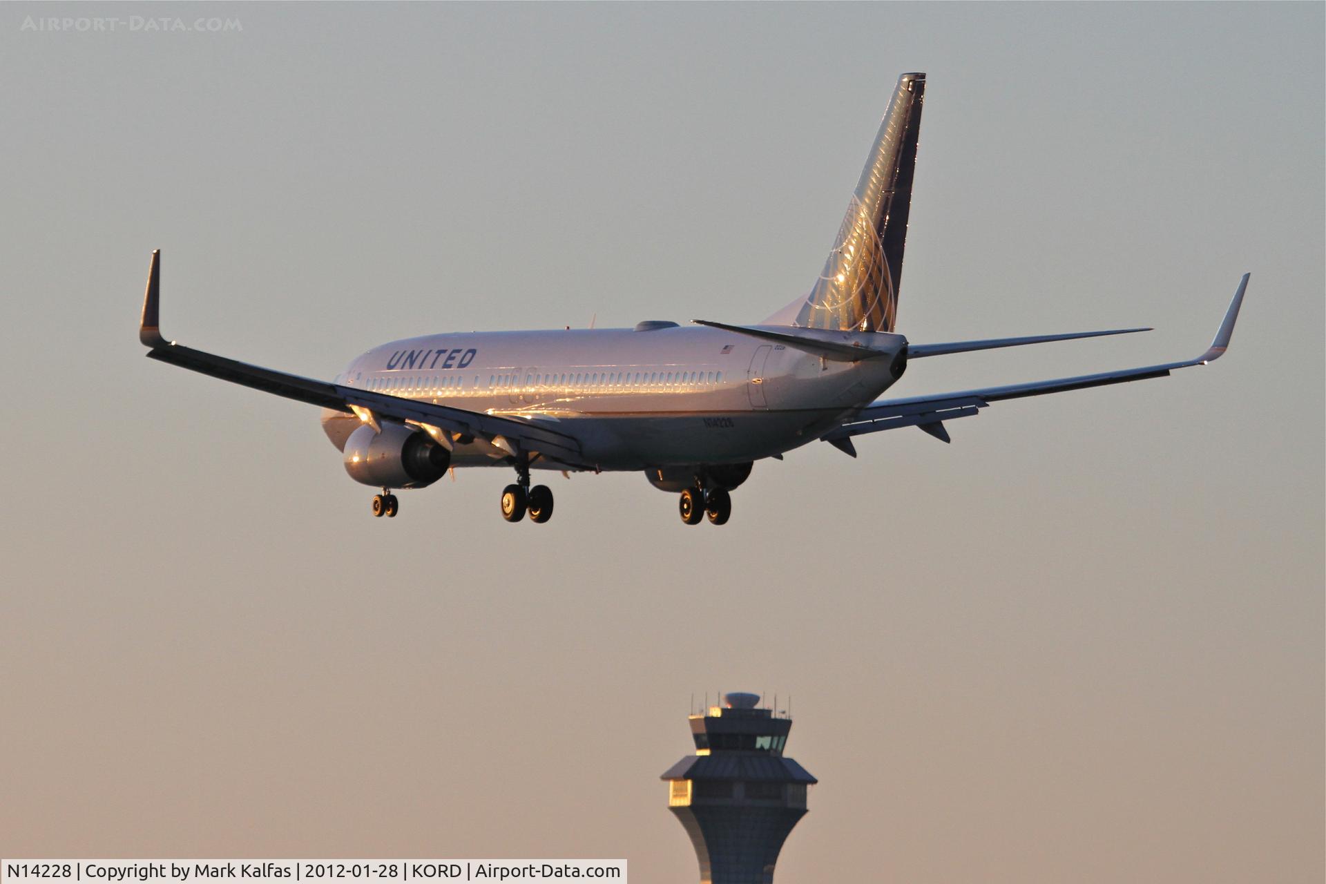N14228, 1999 Boeing 737-824 C/N 28792, United Airlines Boeing 737-824, UAL1132 arriving from KIAH, RWY 28 approach KORD.