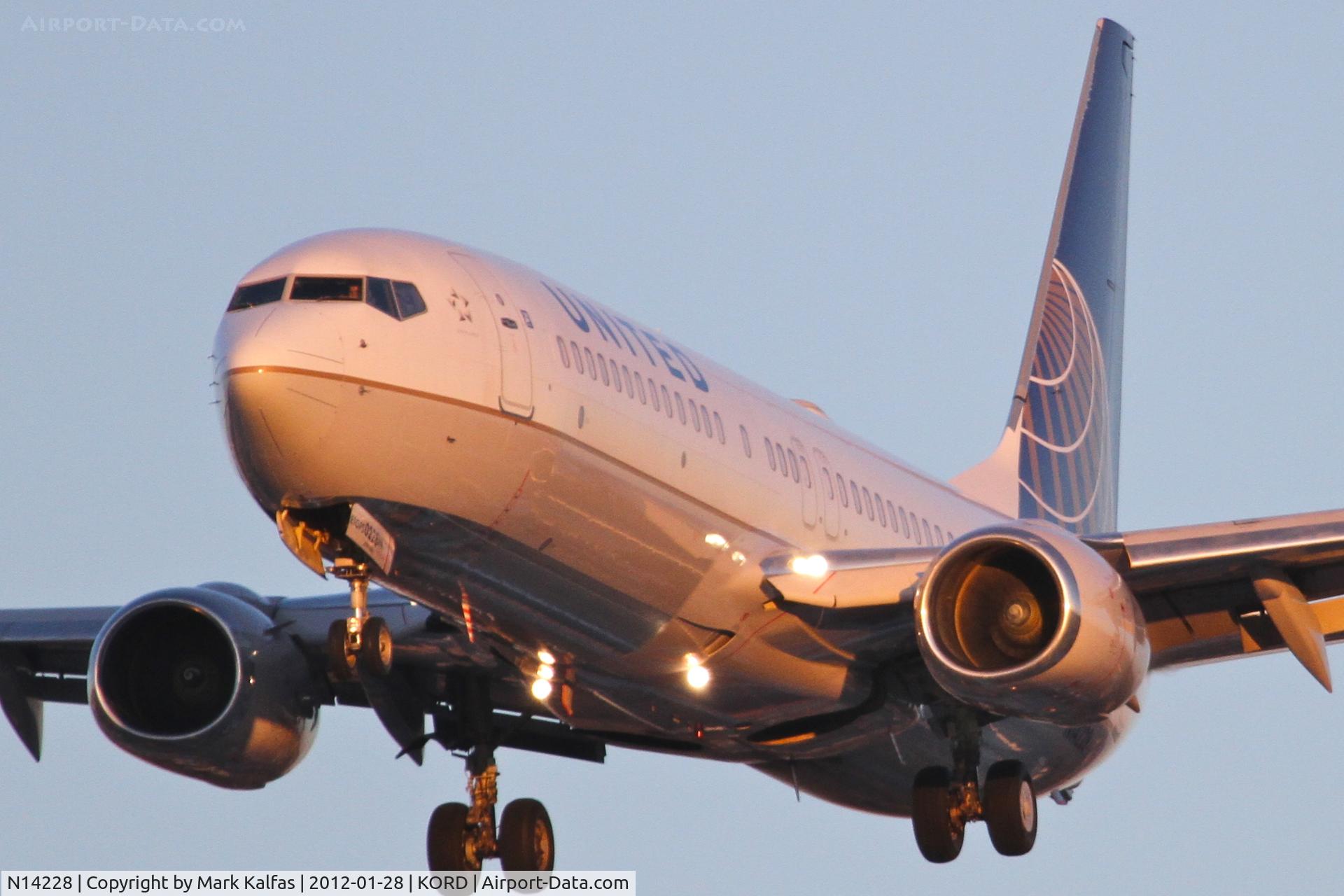 N14228, 1999 Boeing 737-824 C/N 28792, United Airlines Boeing 737-824, UAL1132 arriving from KIAH, RWY 28 approach KORD.