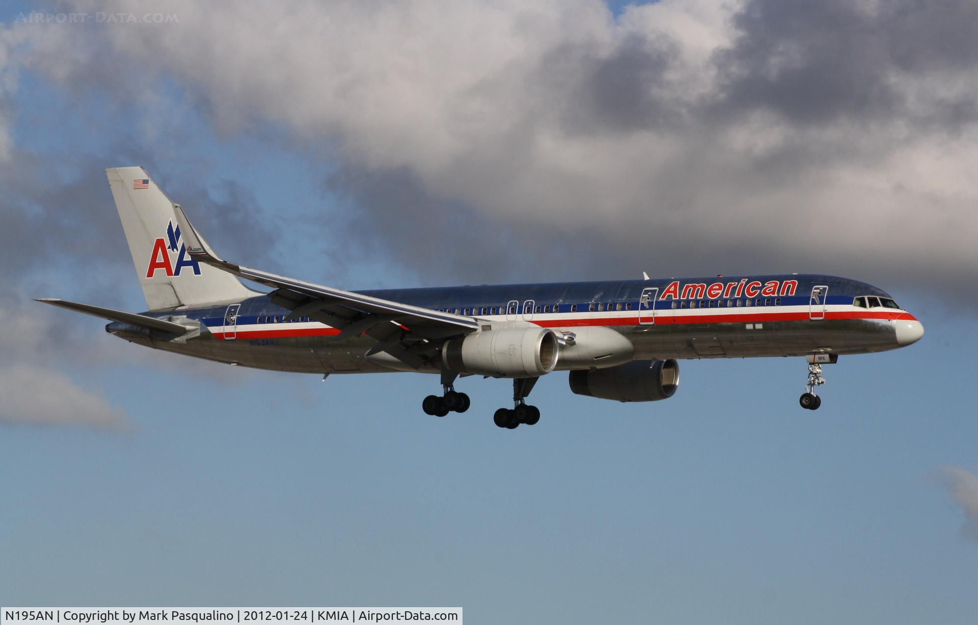 N195AN, 2001 Boeing 757-223 C/N 32389, Boeing 757-200