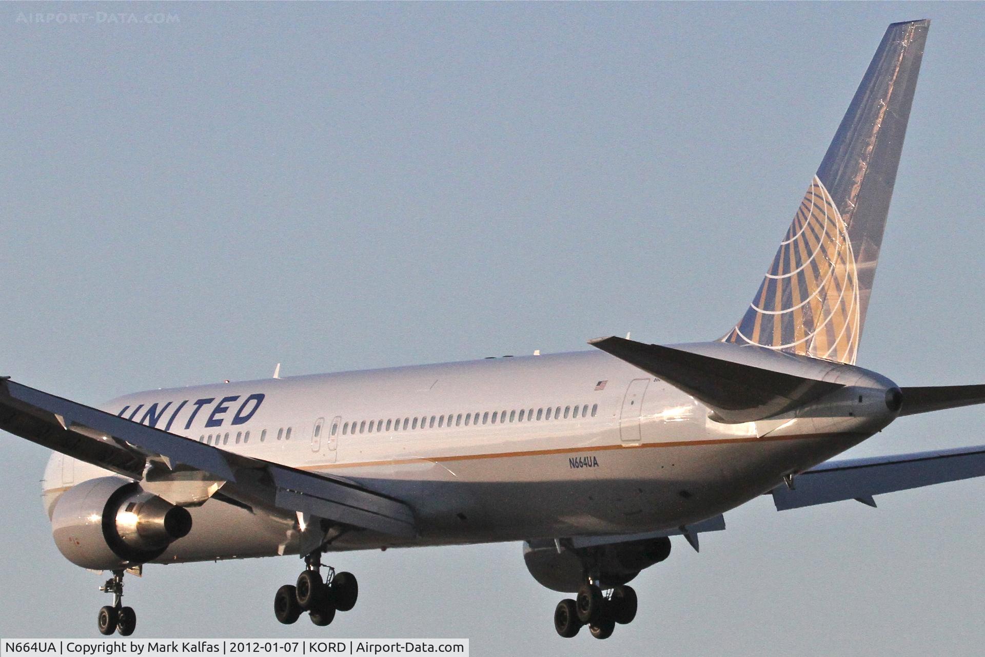 N664UA, 1998 Boeing 767-322 C/N 29236, United Airlines N664UA Boeing 767-322 RWY 28 approach KORD.