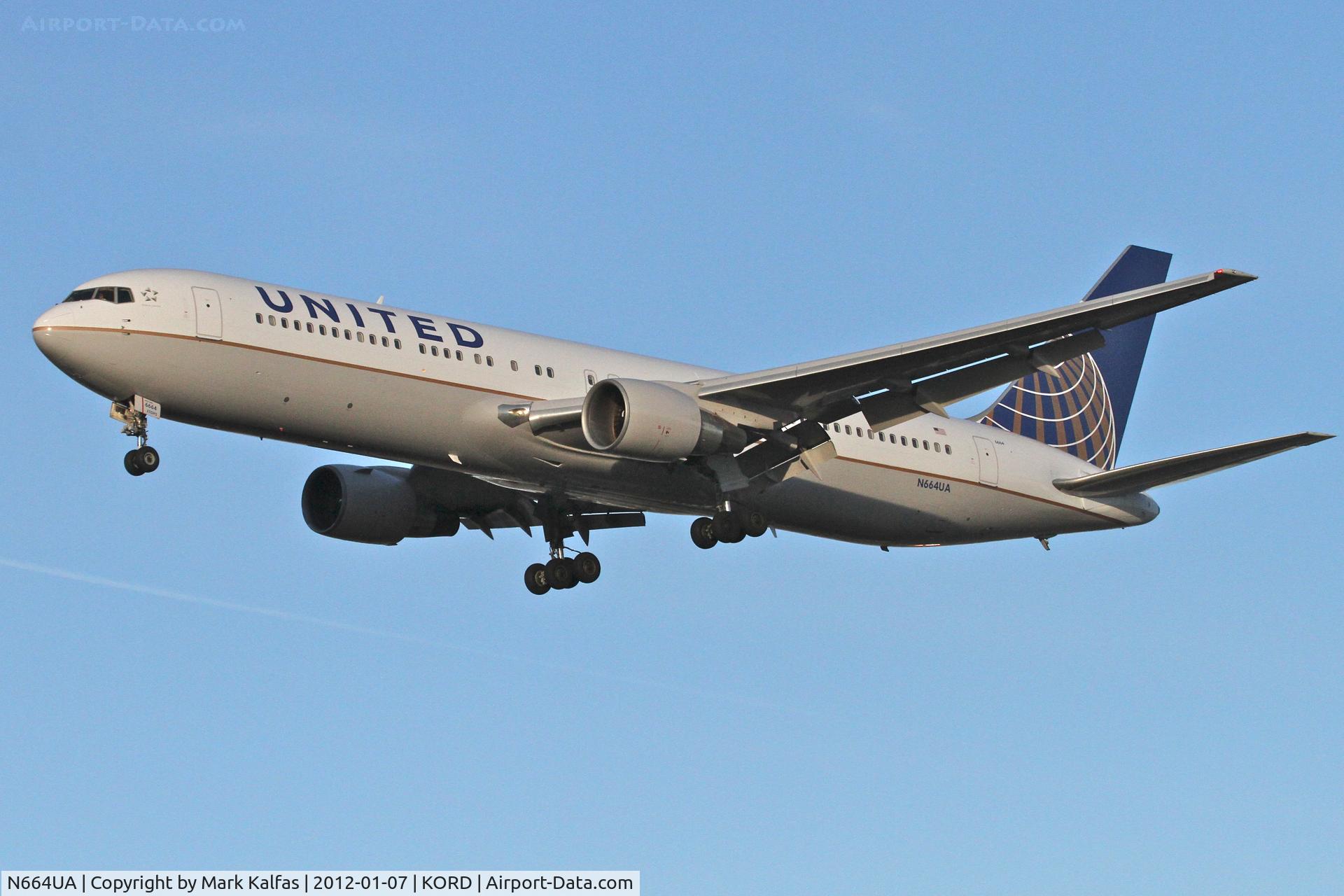 N664UA, 1998 Boeing 767-322 C/N 29236, United Airlines N664UA Boeing 767-322 RWY 28 approach KORD.