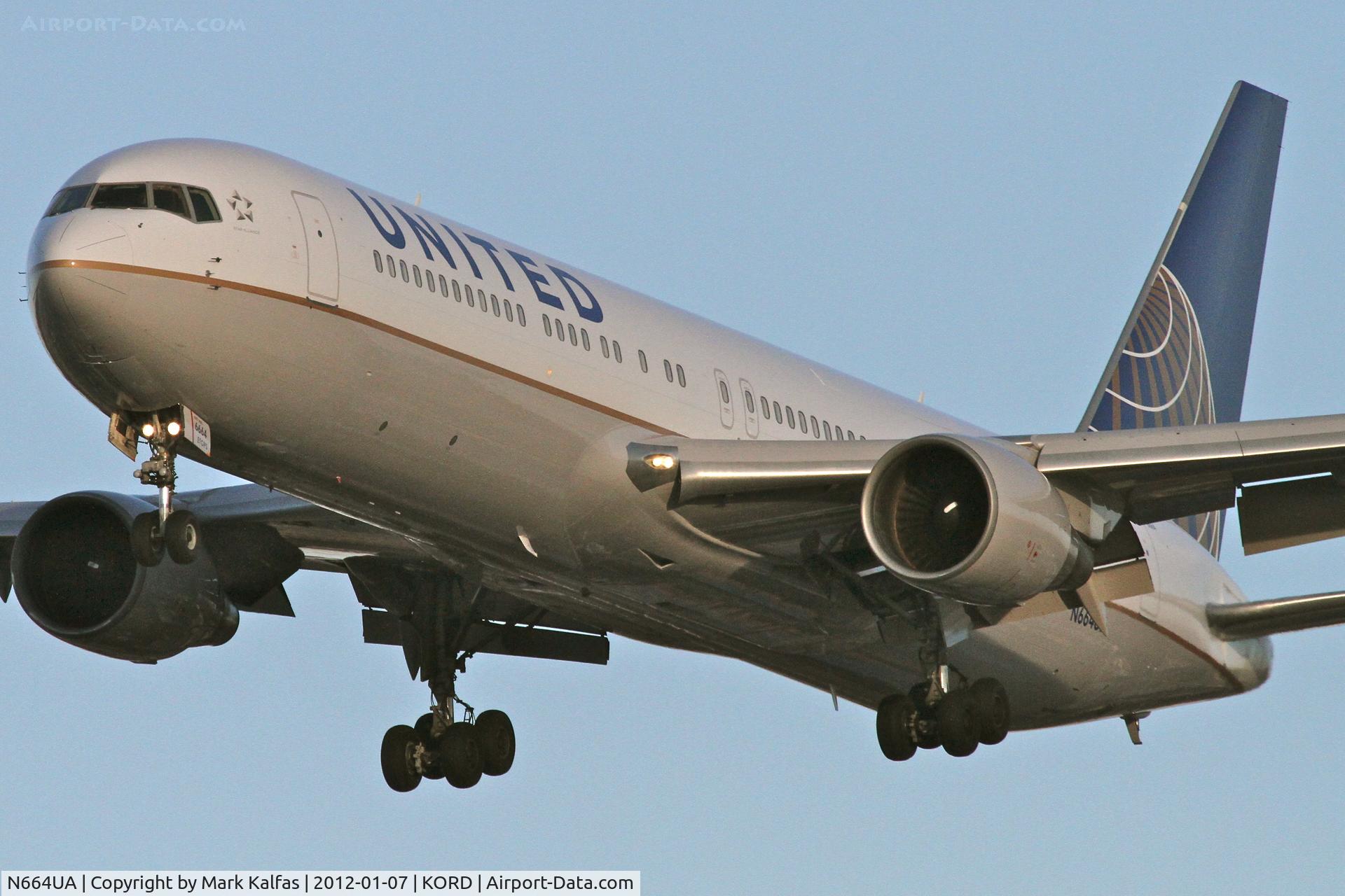 N664UA, 1998 Boeing 767-322 C/N 29236, United Airlines N664UA Boeing 767-322 RWY 28 approach KORD.