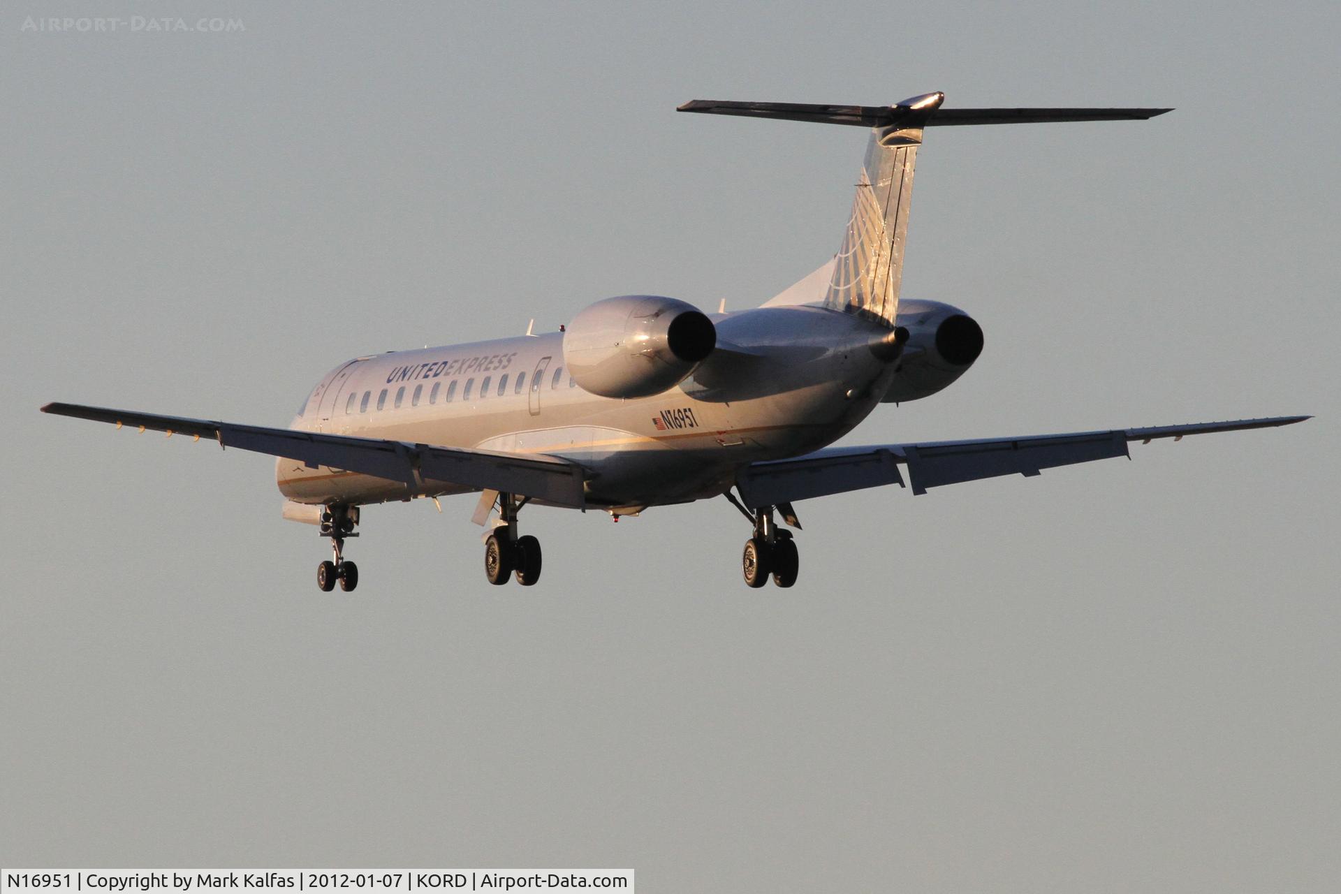N16951, 1998 Embraer ERJ-145LR (EMB-145LR) C/N 145063, ExpressJet/United Express Embraer EMB-145LR, RWY 28 approach KORD.