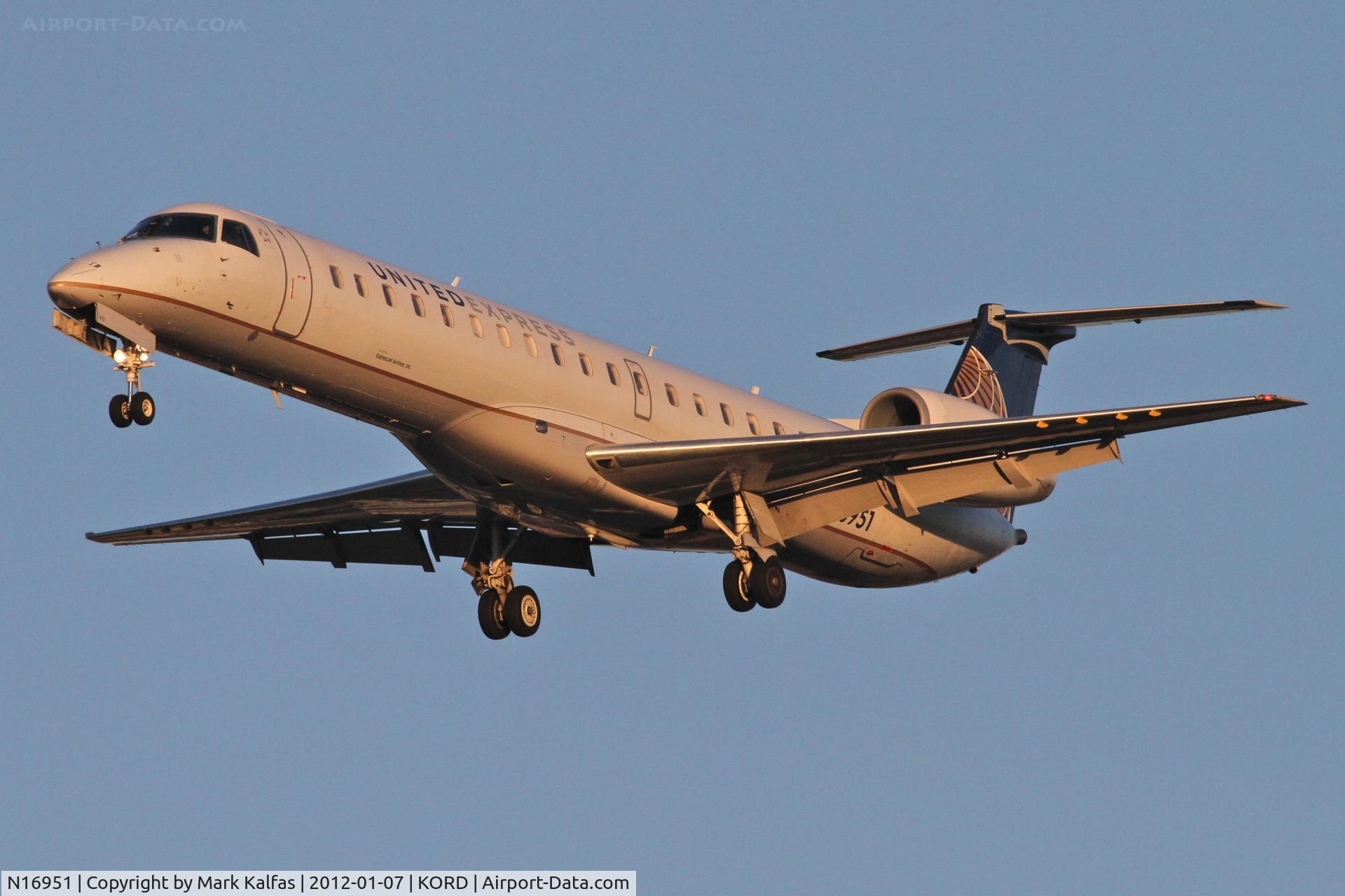 N16951, 1998 Embraer ERJ-145LR (EMB-145LR) C/N 145063, ExpressJet/United Express Embraer EMB-145LR, RWY 28 approach KORD.