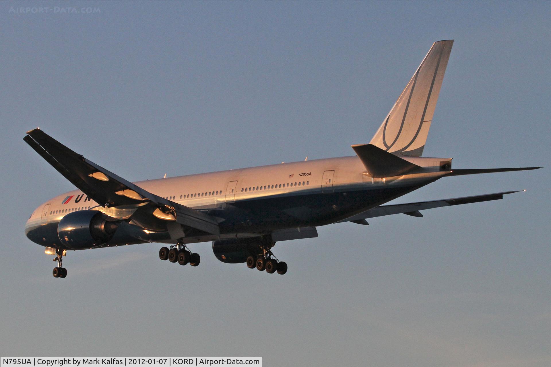 N795UA, 1997 Boeing 777-222 C/N 26927, United Airlines N795UA Boeing 777-222 RWY 28 approach KORD.