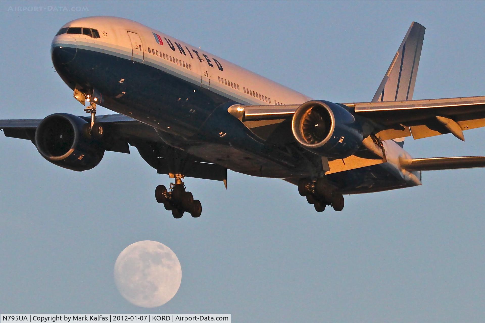 N795UA, 1997 Boeing 777-222 C/N 26927, United Airlines N795UA Boeing 777-222 RWY 28 approach KORD.