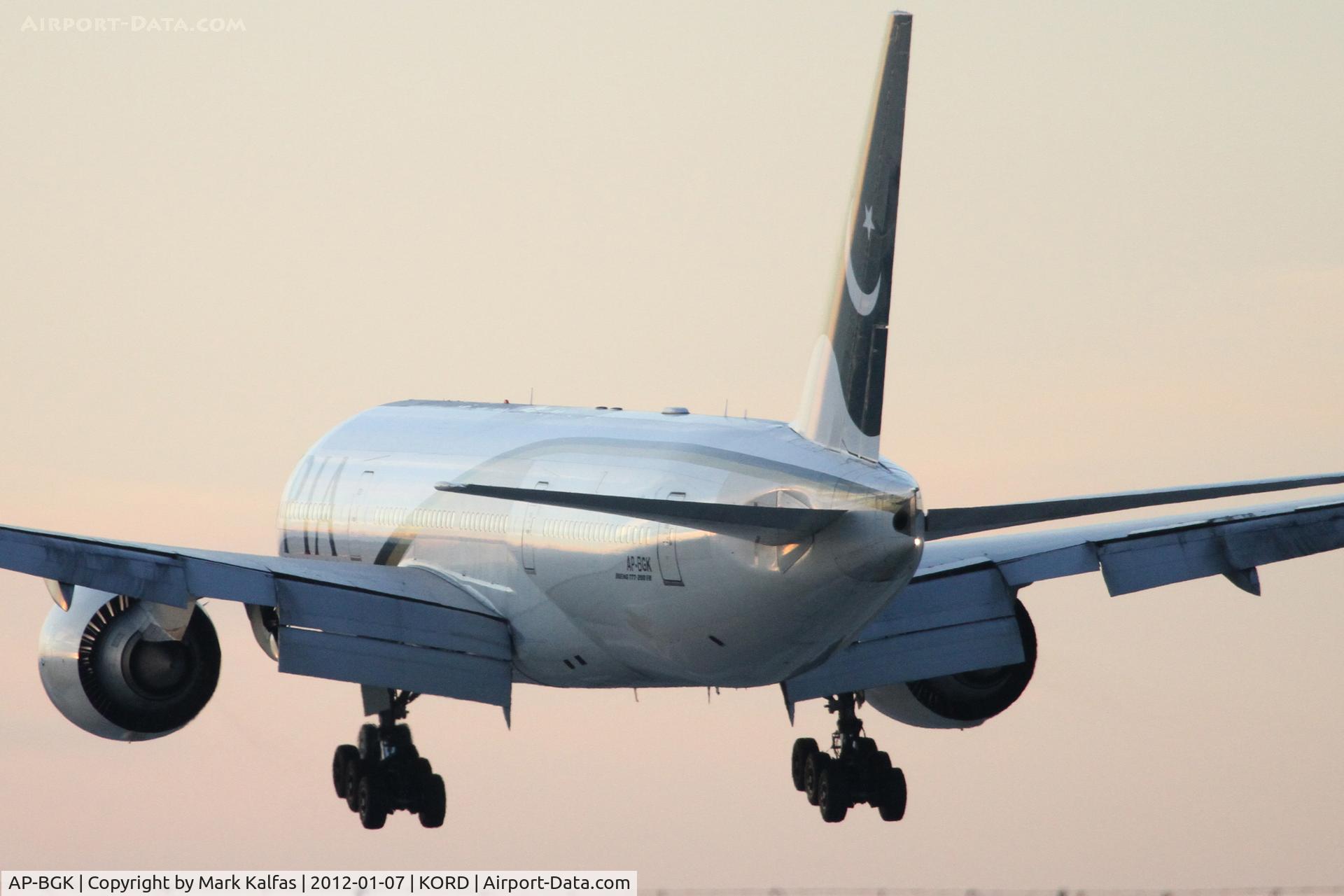 AP-BGK, 2004 Boeing 777-240/ER C/N 33776, PIA AP-BGK Boeing 777-240 on approach RWY 28 KORD.